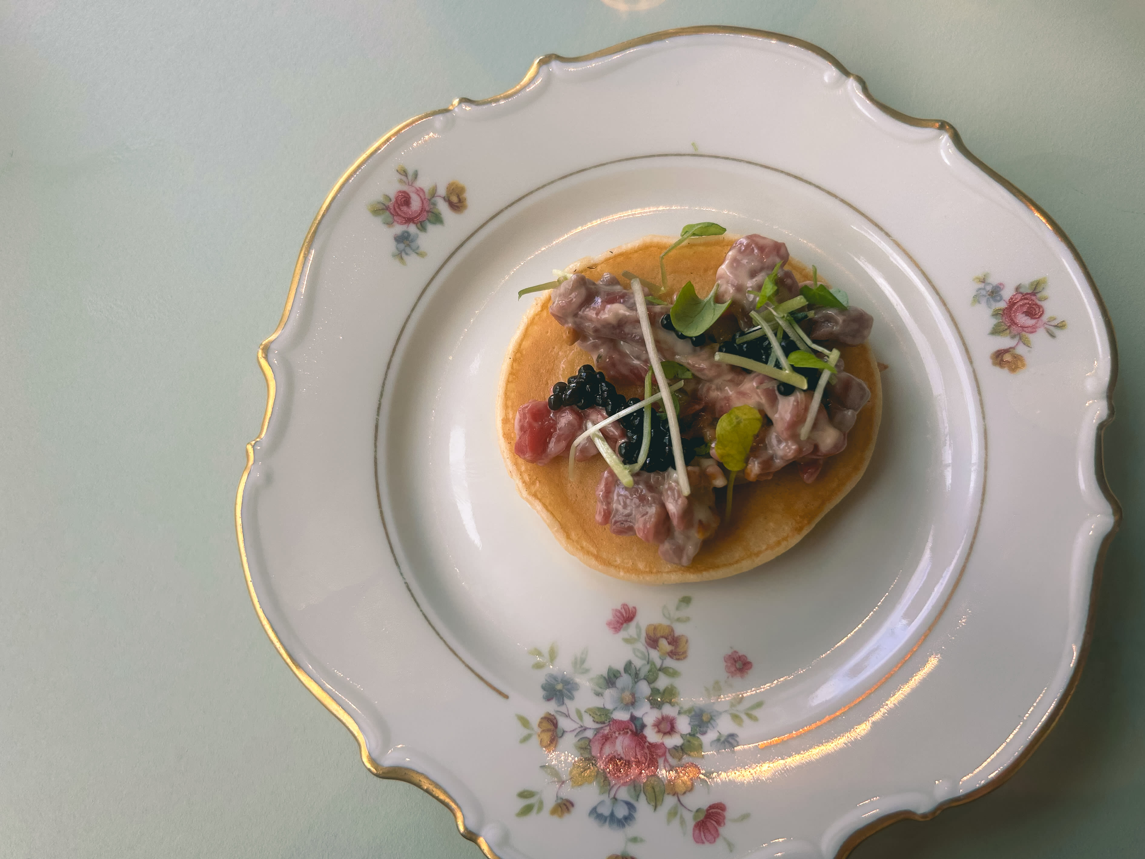 Liminals tartar: Det har de all grunn til, for kombinasjonen med søt, fluffy svele, tygg i oksekjøttet og salt kaviar er helt magisk. Med bleik tartar og litt rotete topping kunne presentasjonen vært vakrere. Men dette er den beste retten.