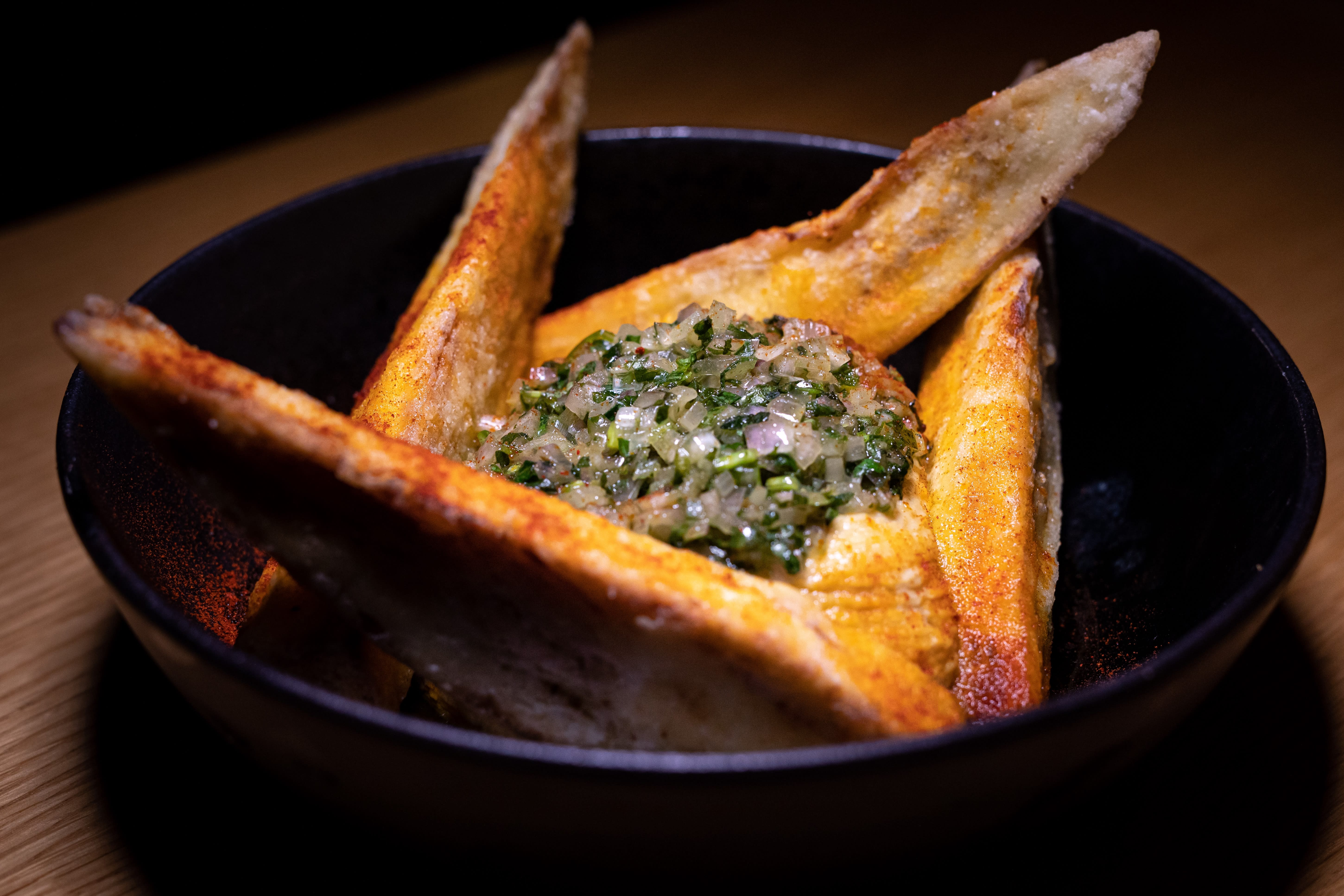 En av vegetarrettene på menyen er aubergine med hummus. 