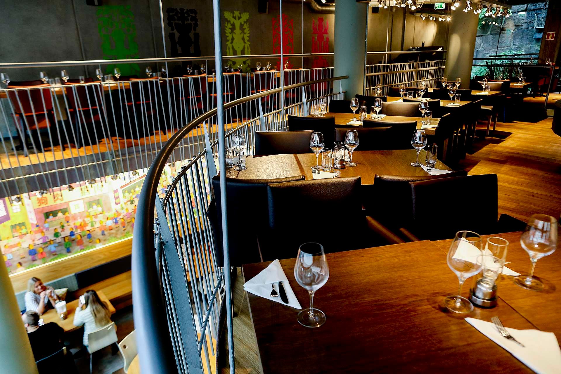 Det er plass til mange gjester hos Asian Box i Sporveisgata. 