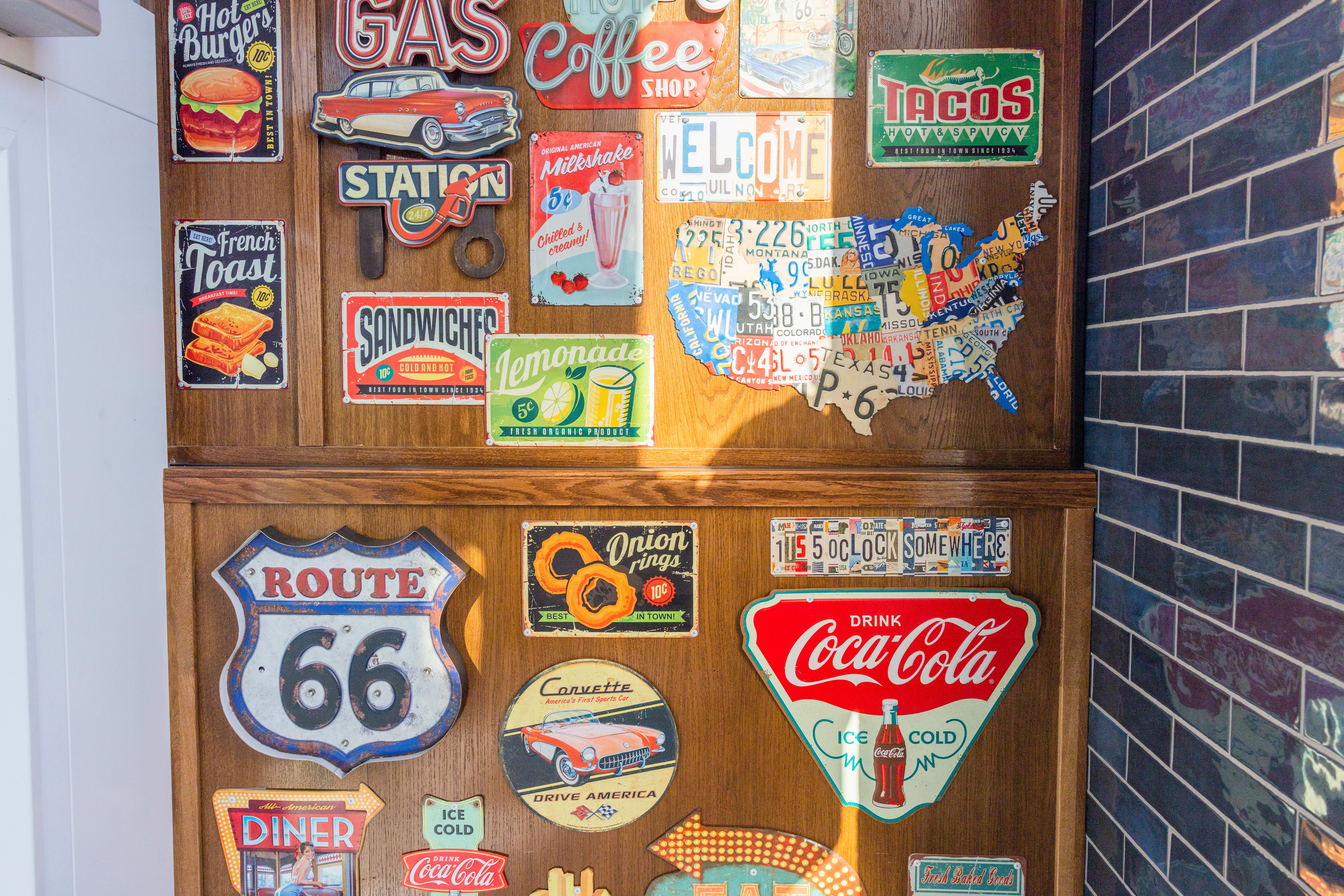 Slike skilter later til å være obligatorisk på dinere. 