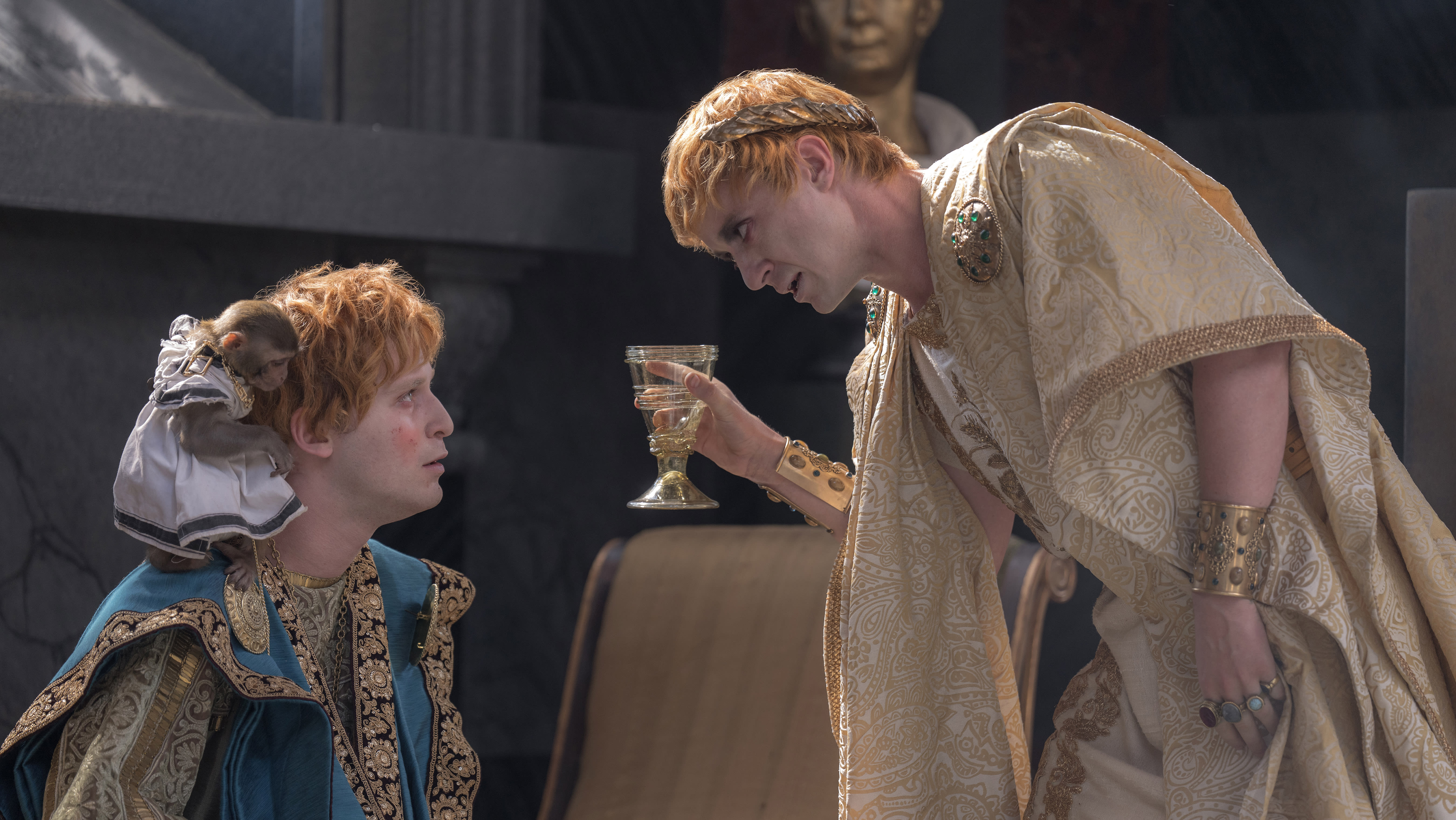 Ikke bare én gal keiser, men to tvillinger som går den notoriske keiser Nero en høy gang.