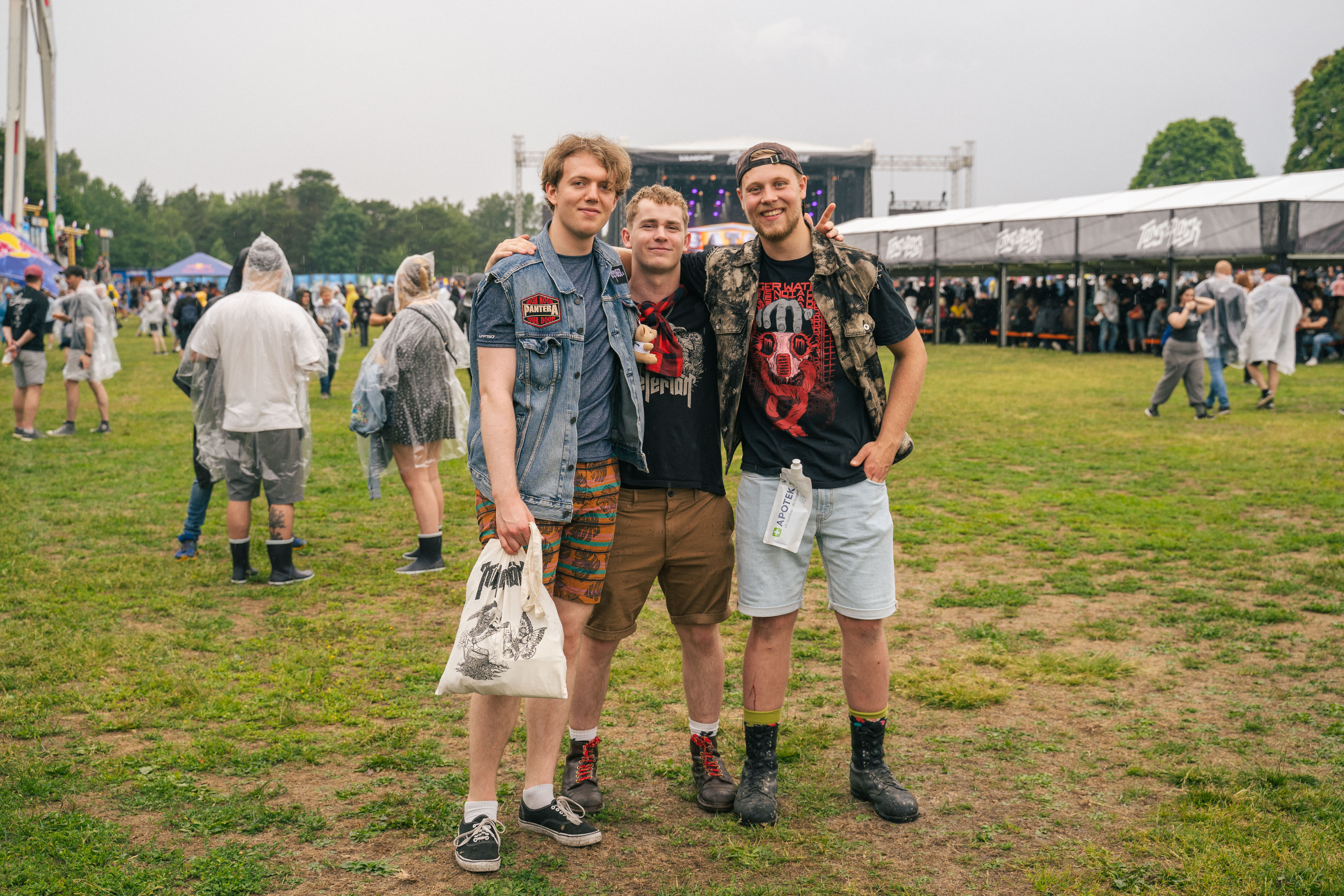 Denne gjengen har ulike meninger om hvor det er greit å kjøpe merch. En mener du kan kjøpe det hvor du vil, mens en annen synes du bør kjøpe det av bandet for å støtte dem. 