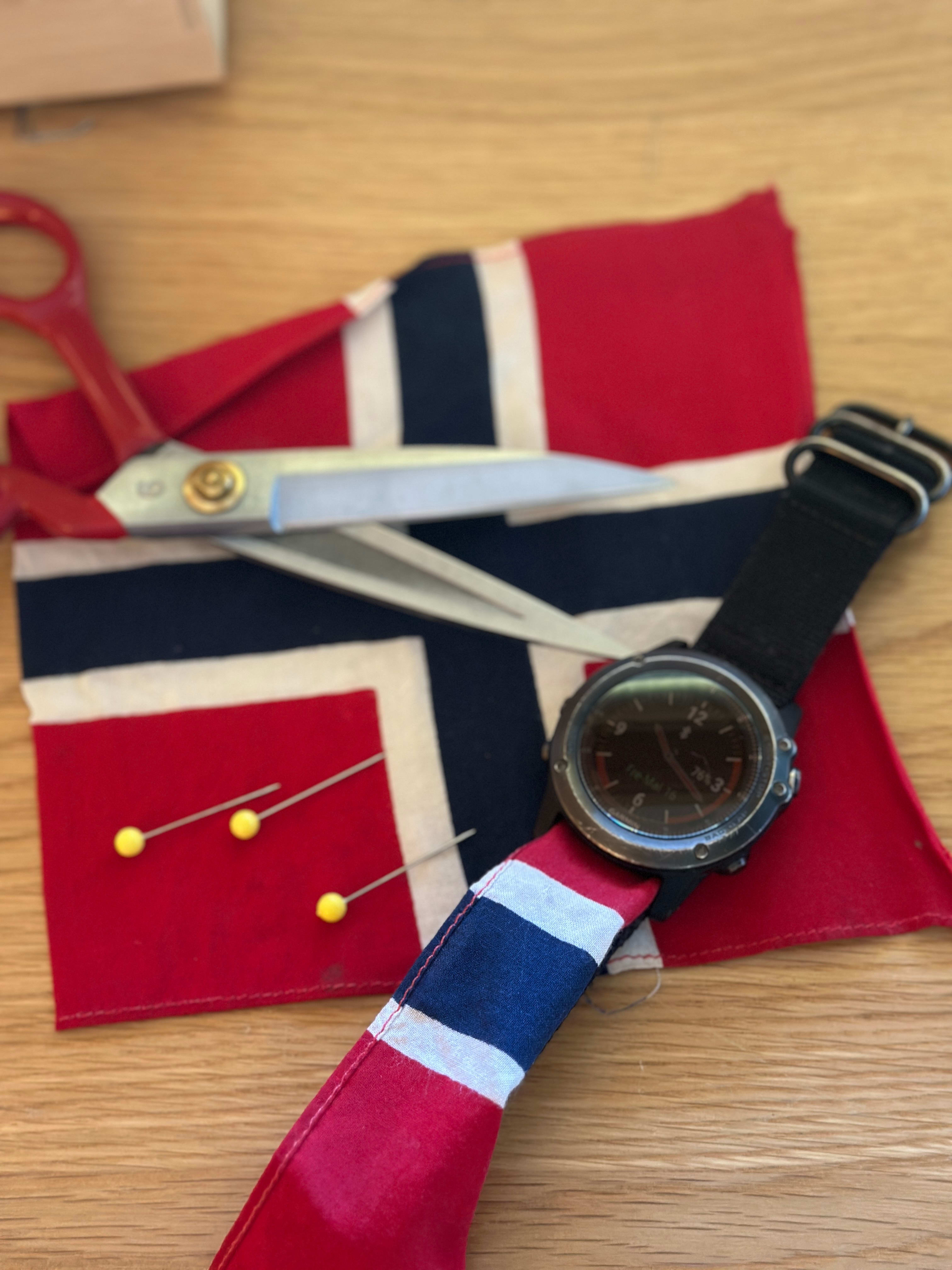 I arbeidet med denne saken sendte en anonym supermosjonist oss dette bildet. Han sier: – Pulsklokken er blitt en del av meg, føler meg naken uten. 17. mai er krevende nok fra før. Jeg har en pynteklokke også, men jeg vil mye heller ha Garmin på håndleddet. Så får vi se om jeg poster traskingen i pensko på Strava også ...