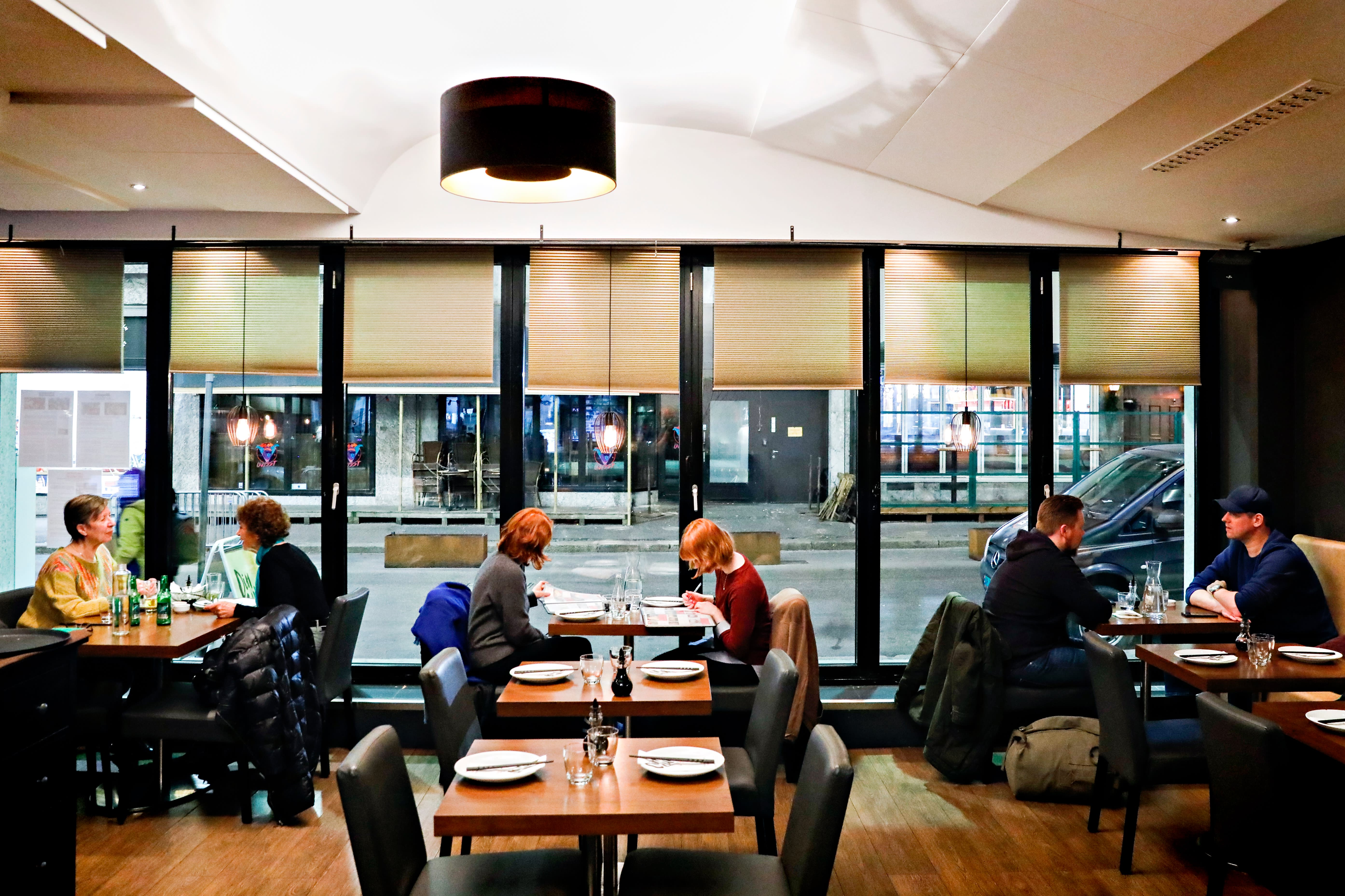 Uformelt og enkelt innredet lokale. 