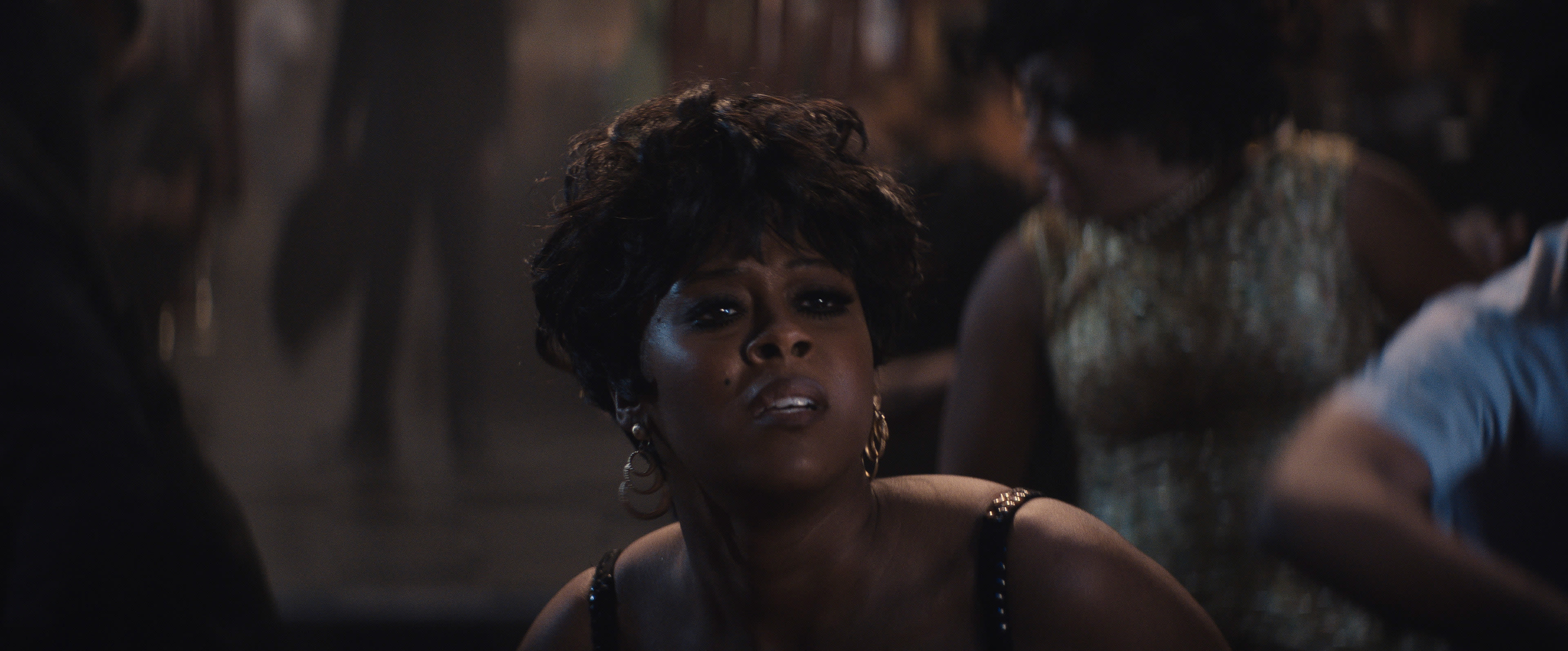 Bartender Cleo Johnson og nattklubben The Pharaoh har viktige roller i «Lady In The Lake». Cleo spilles av Moses Ingram.