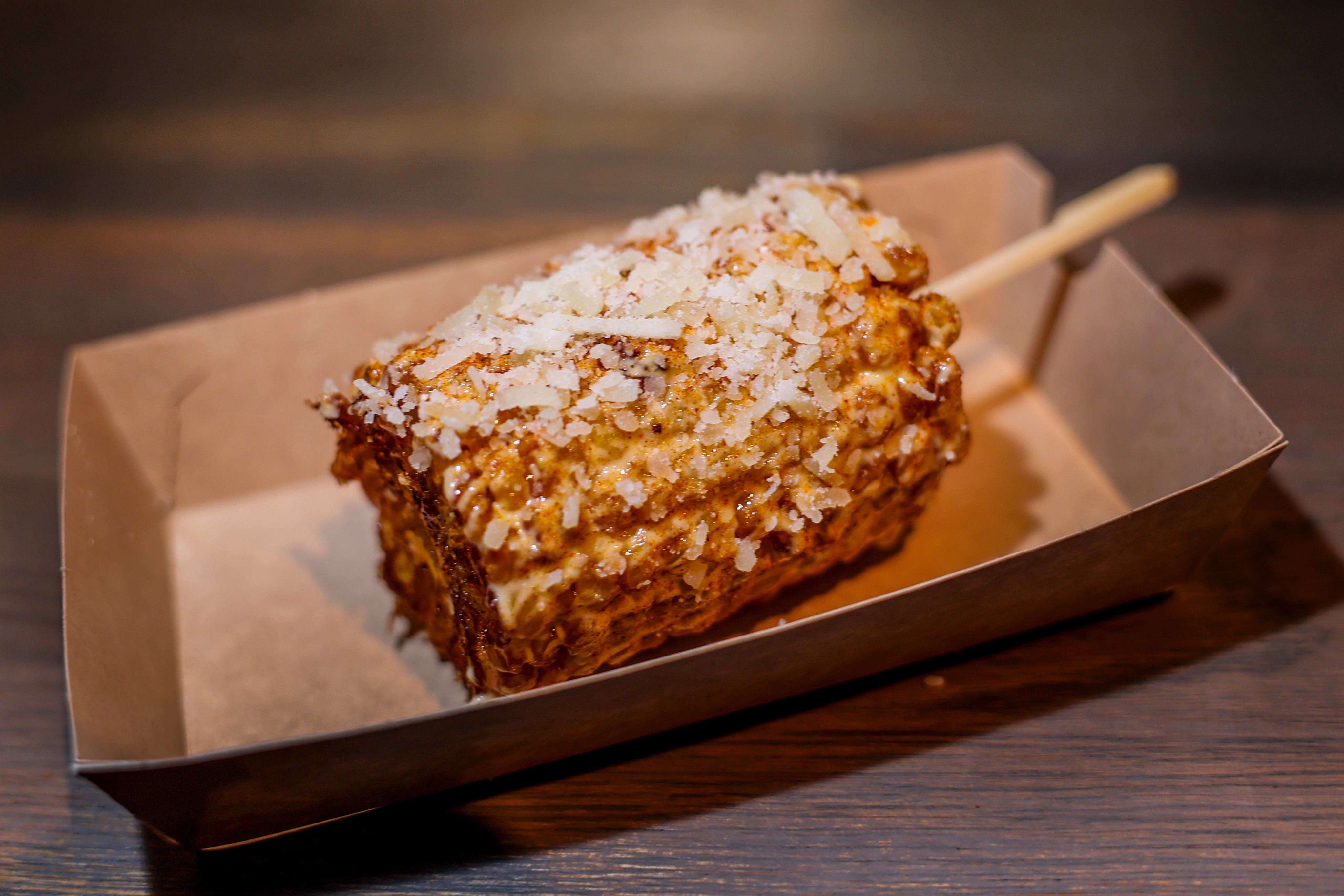 Spicy maiskolbe med masse smør er kveldens favoritt.