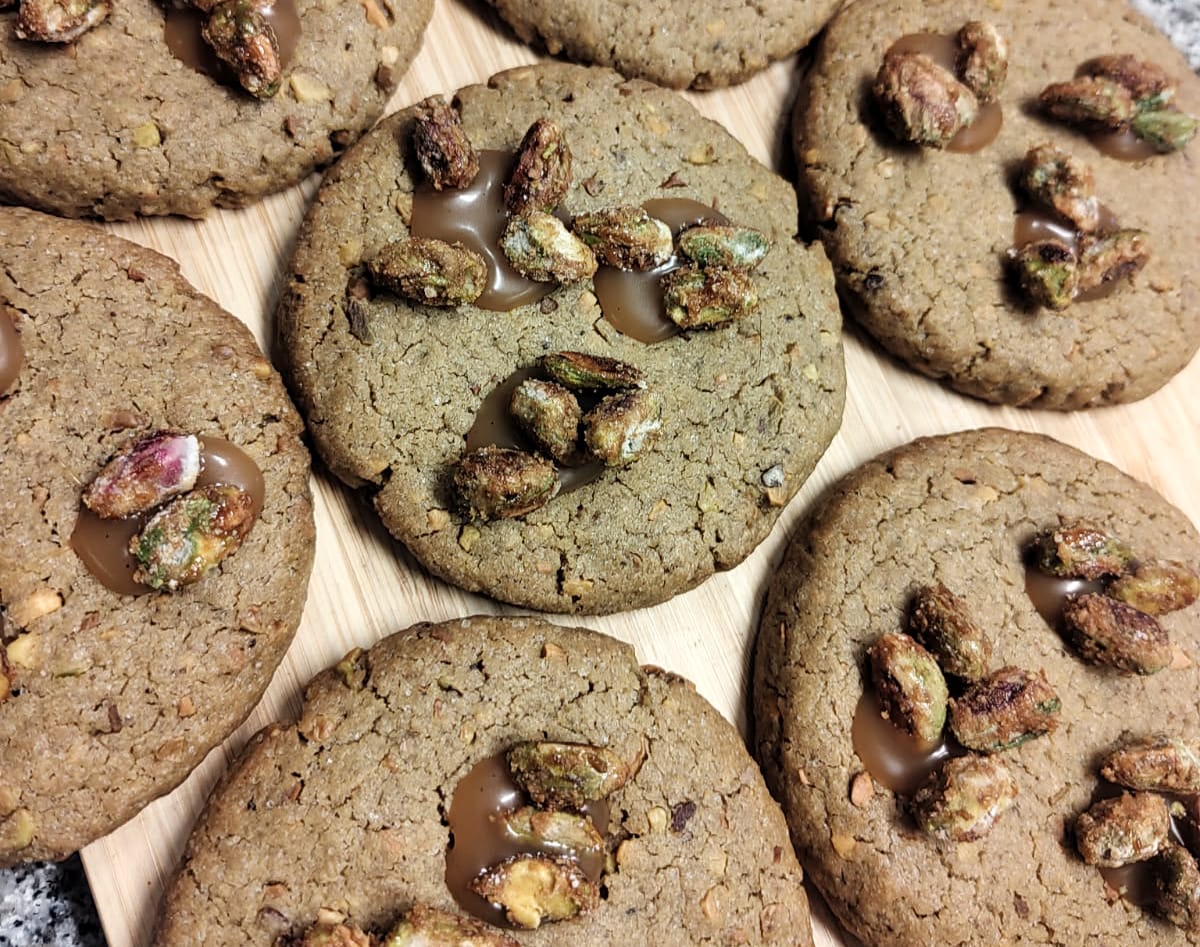 I deigen er det tilsatt ekstra pistasjpaste fra Sicilia, så dette er en intens pistasjcookie, sier Coudert.