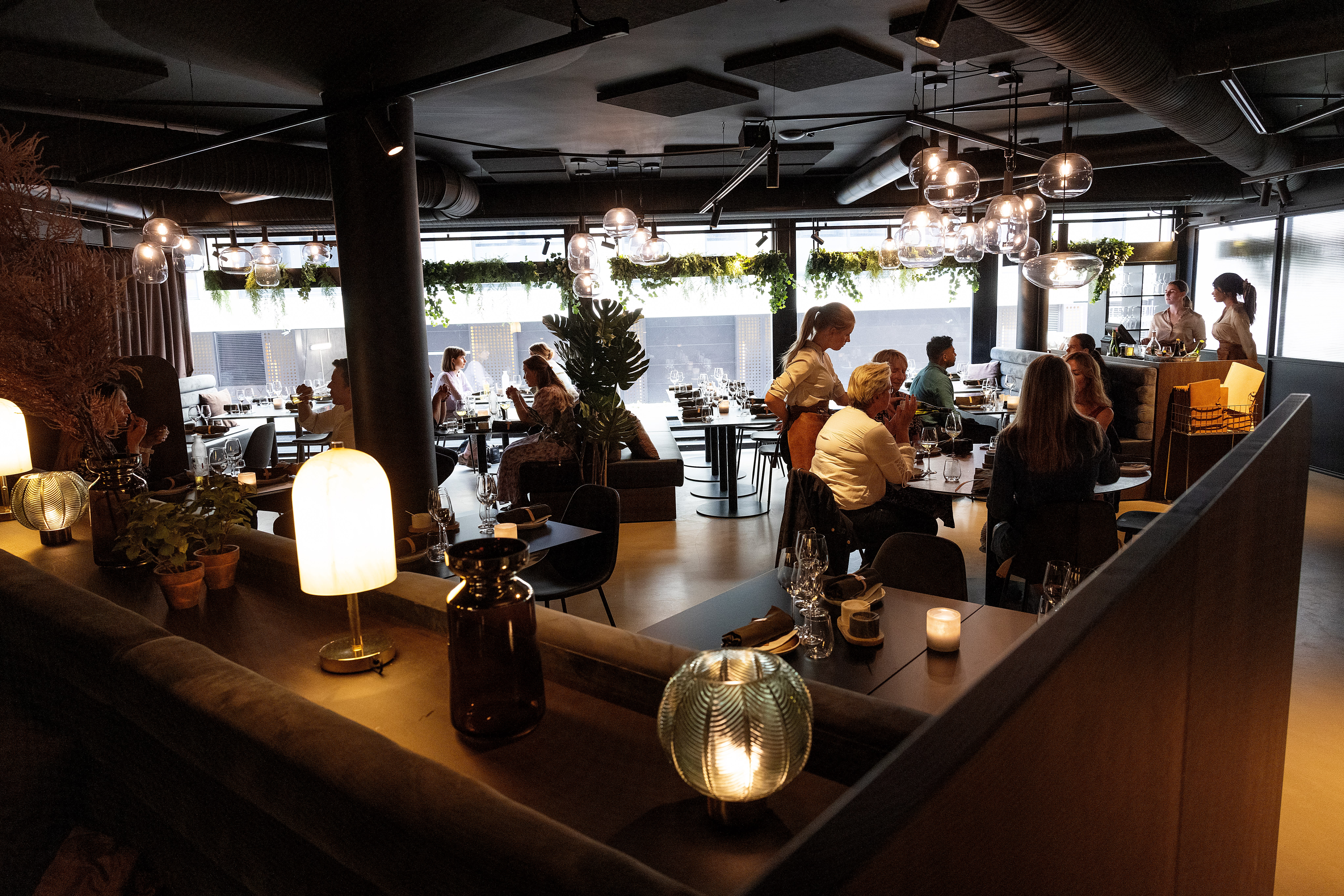 Stor og mørk restaurant i 2. etasje. 