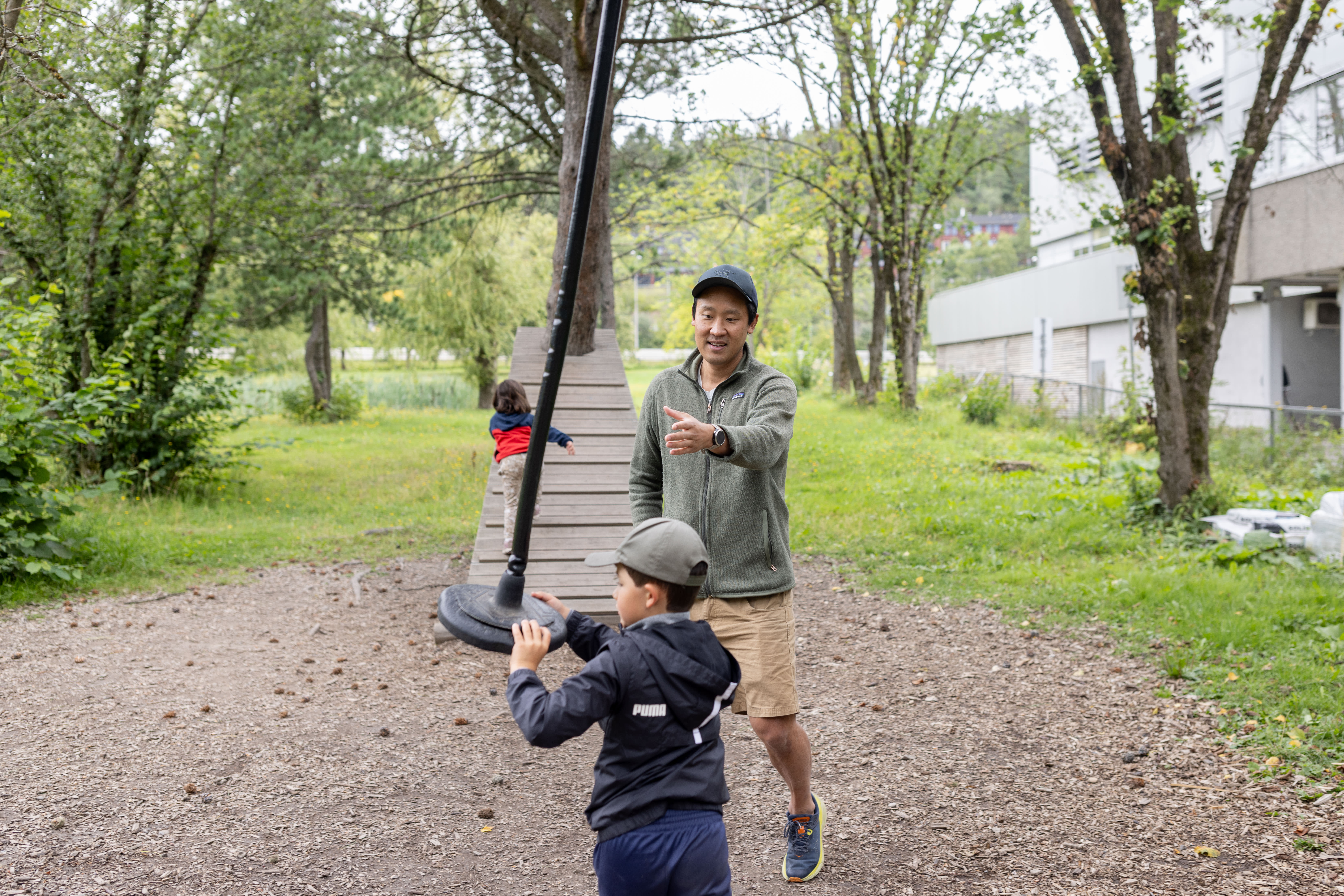 Pappa Truls Simonsen og Linus (7) og Tuva (3) hygger seg i aktivitetsparken på Linderud gård.