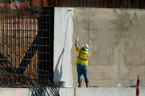 Kjemper mot klokken for å få ferdig Trumps Mexico-mur 