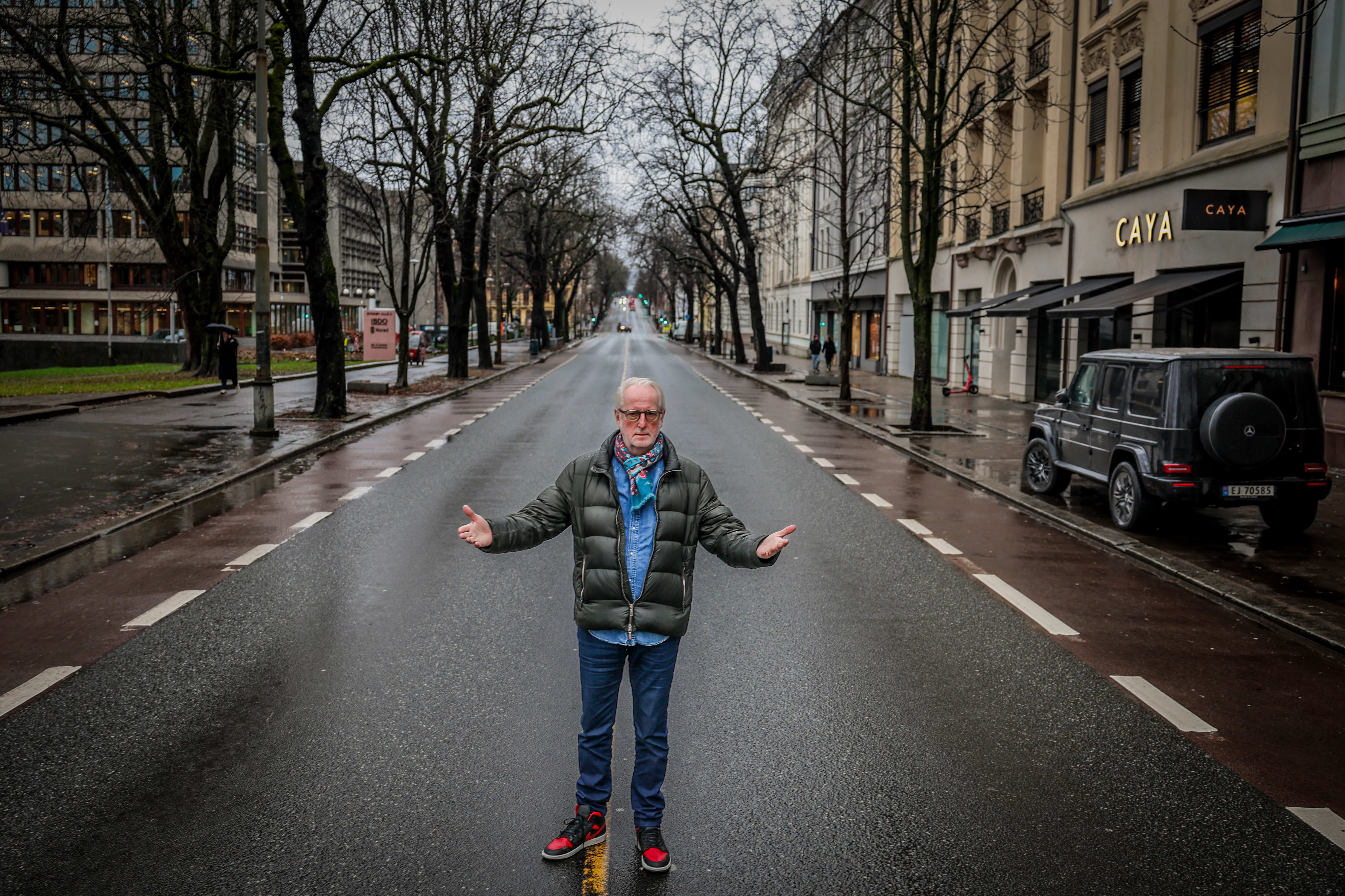 Hellstrøm og bilen hans, helt alene i Bygdøy allé en vinterdag.