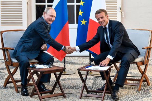 Macron både snakker med Putin og sender våpen til Ukraina. Men det siste utspillet skaper sinne. 