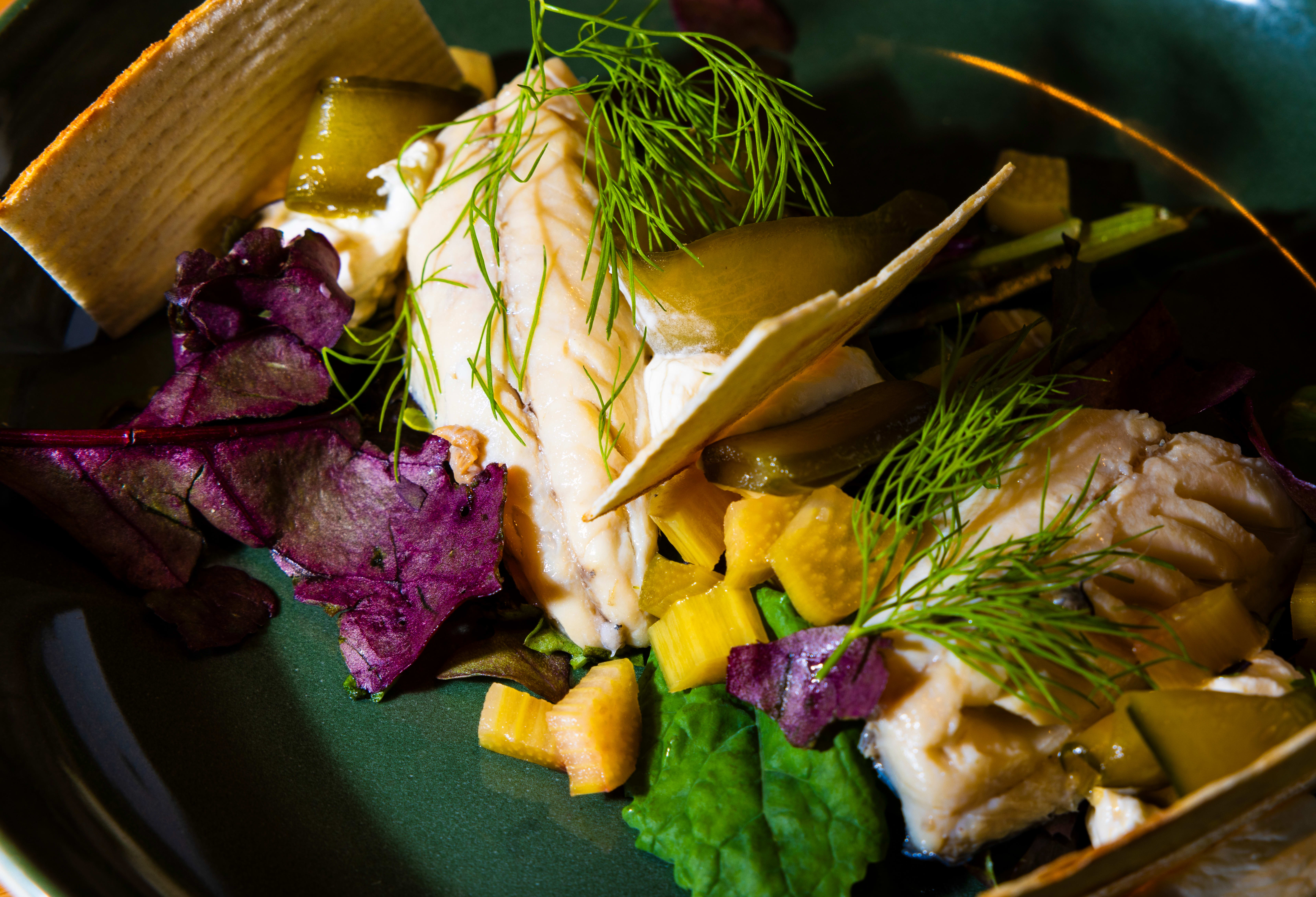 Makrellen til forrett er frisk, men for fiskede. 