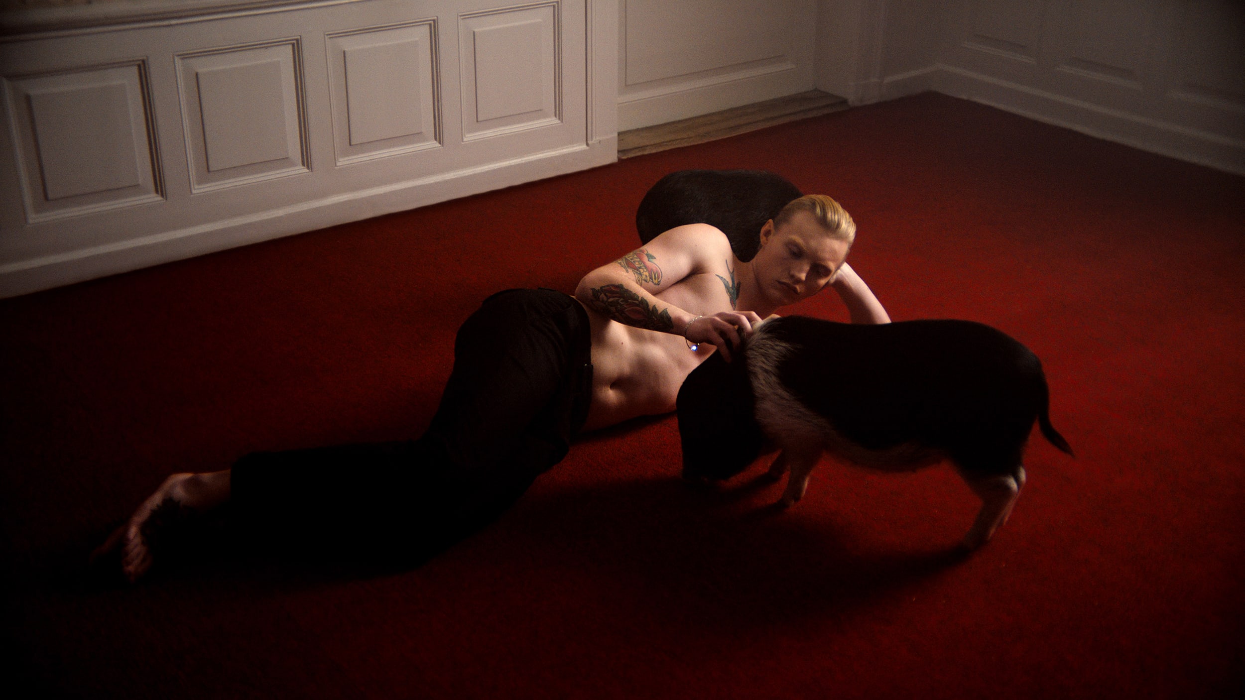 Seriemorder og adelsmannen Nicklas (Andreas Lykke Jørgensen) med sin kosegris.