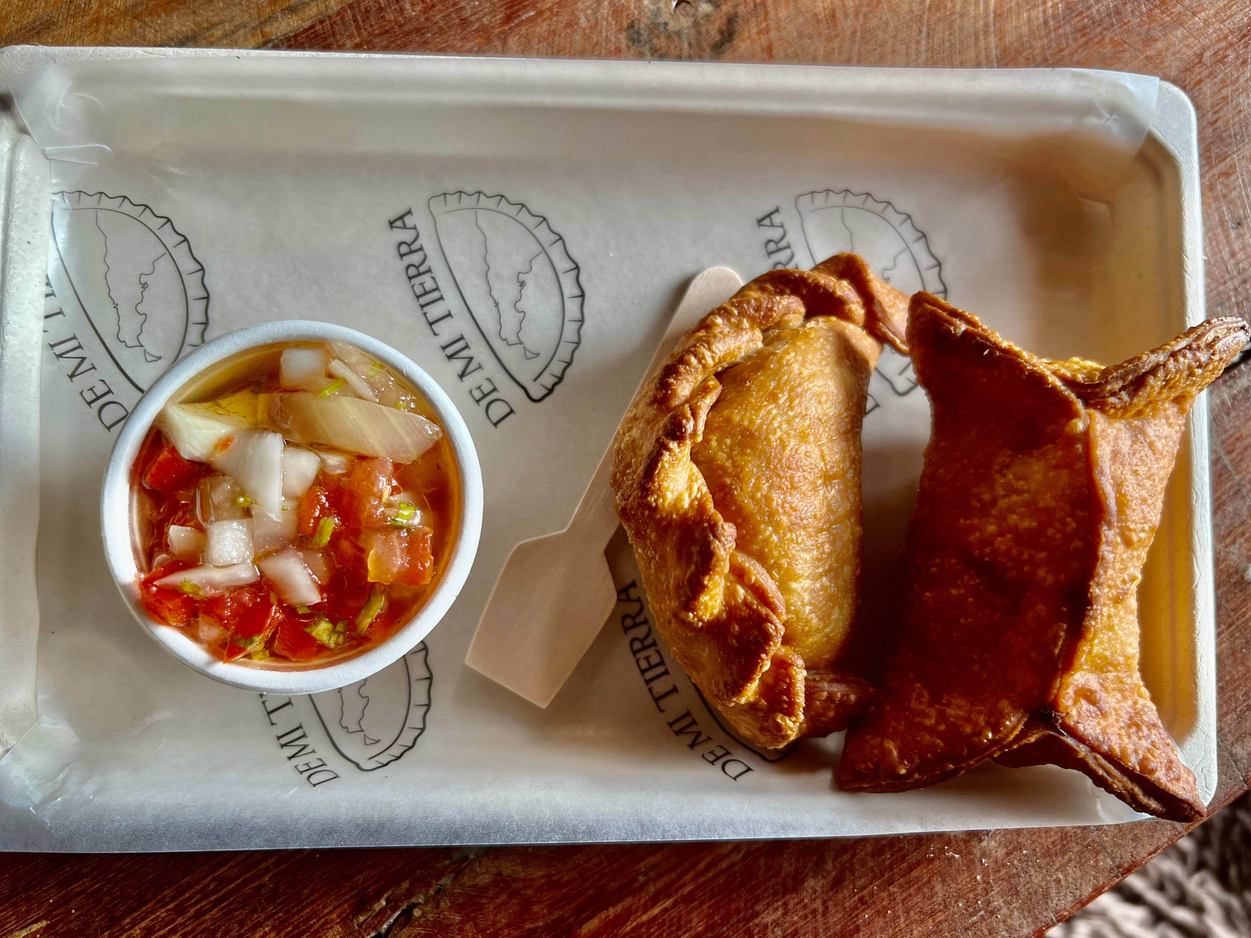 Måten empanadaen er brettet på forteller hva den er fylt med.