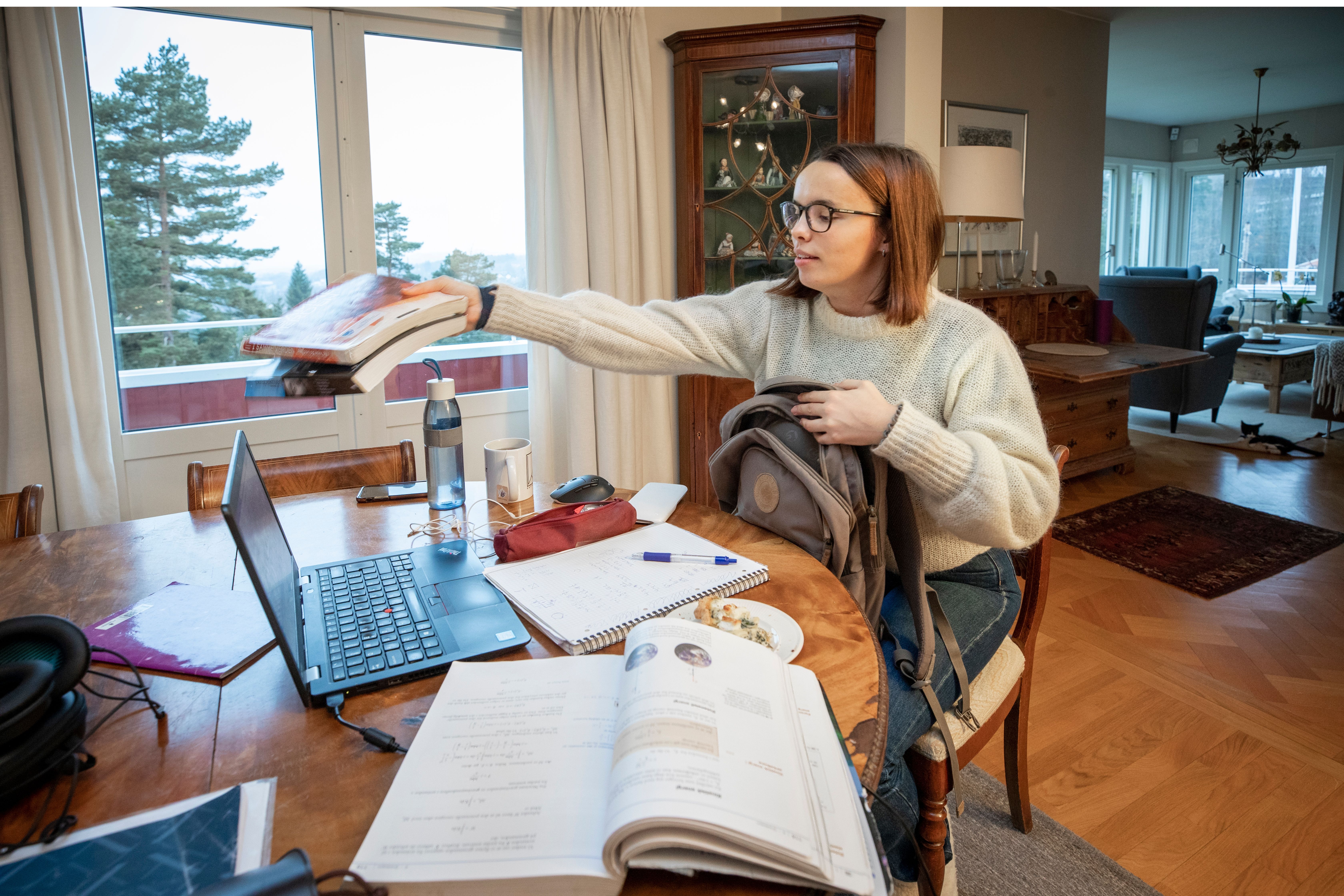 Hjemmeskole og roterende klasser: Ny skolehverdag på rødt nivå for Selma (18) og flere tusen elever i Oslo. 