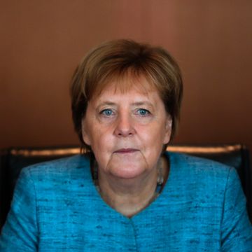 Aftenposten mener: Det er riktig av Merkel å tre til side