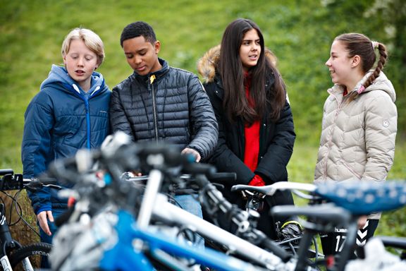 Flere og flere ungdommer dropper sykkelen. De blir heller kjørt. 