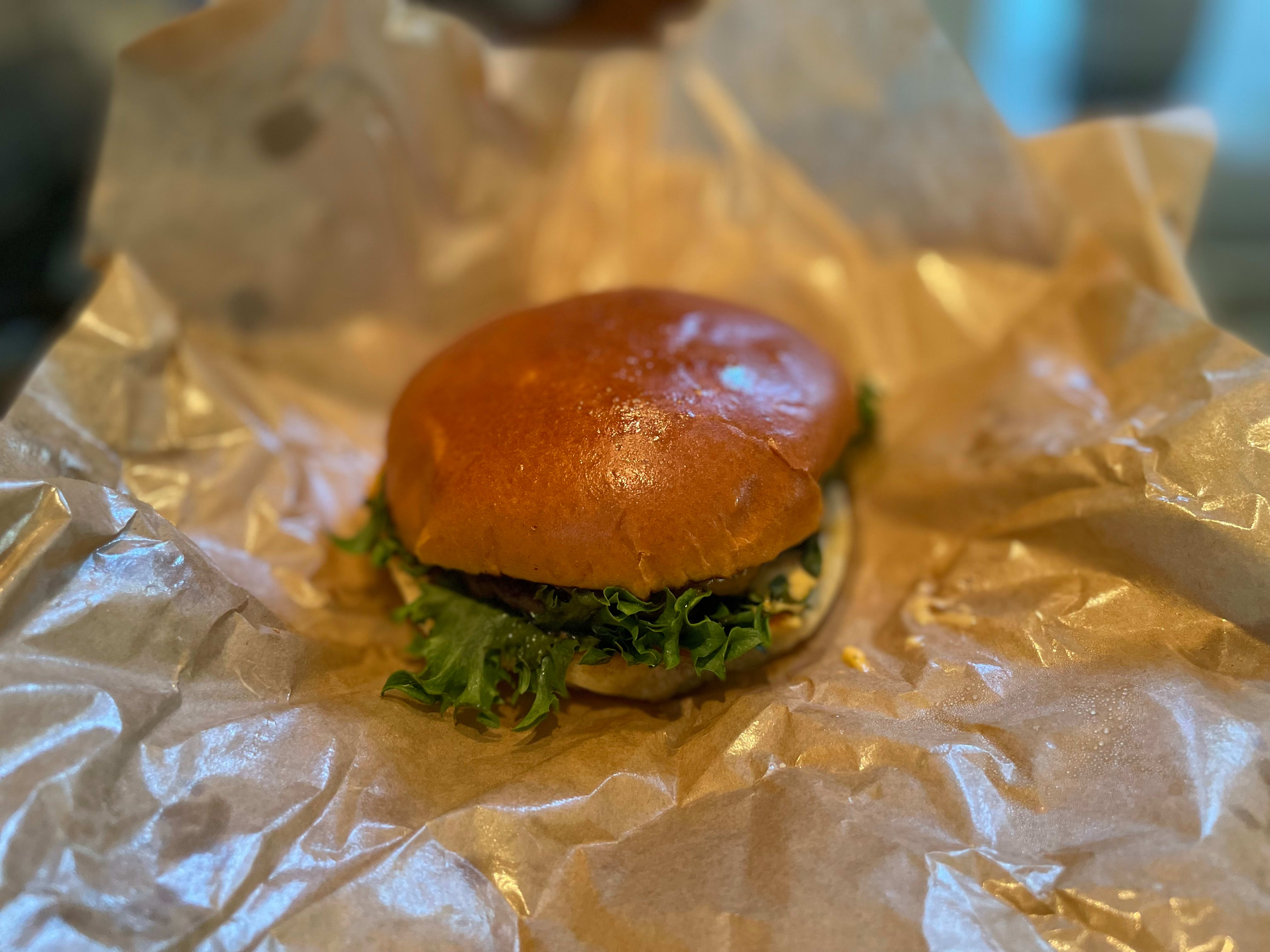 Jack Donnys’ signaturburger har godt tilbehør.