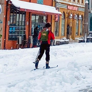 Snøkaos i Sør-Norge: Mange trafikkuhell og ski i gatene