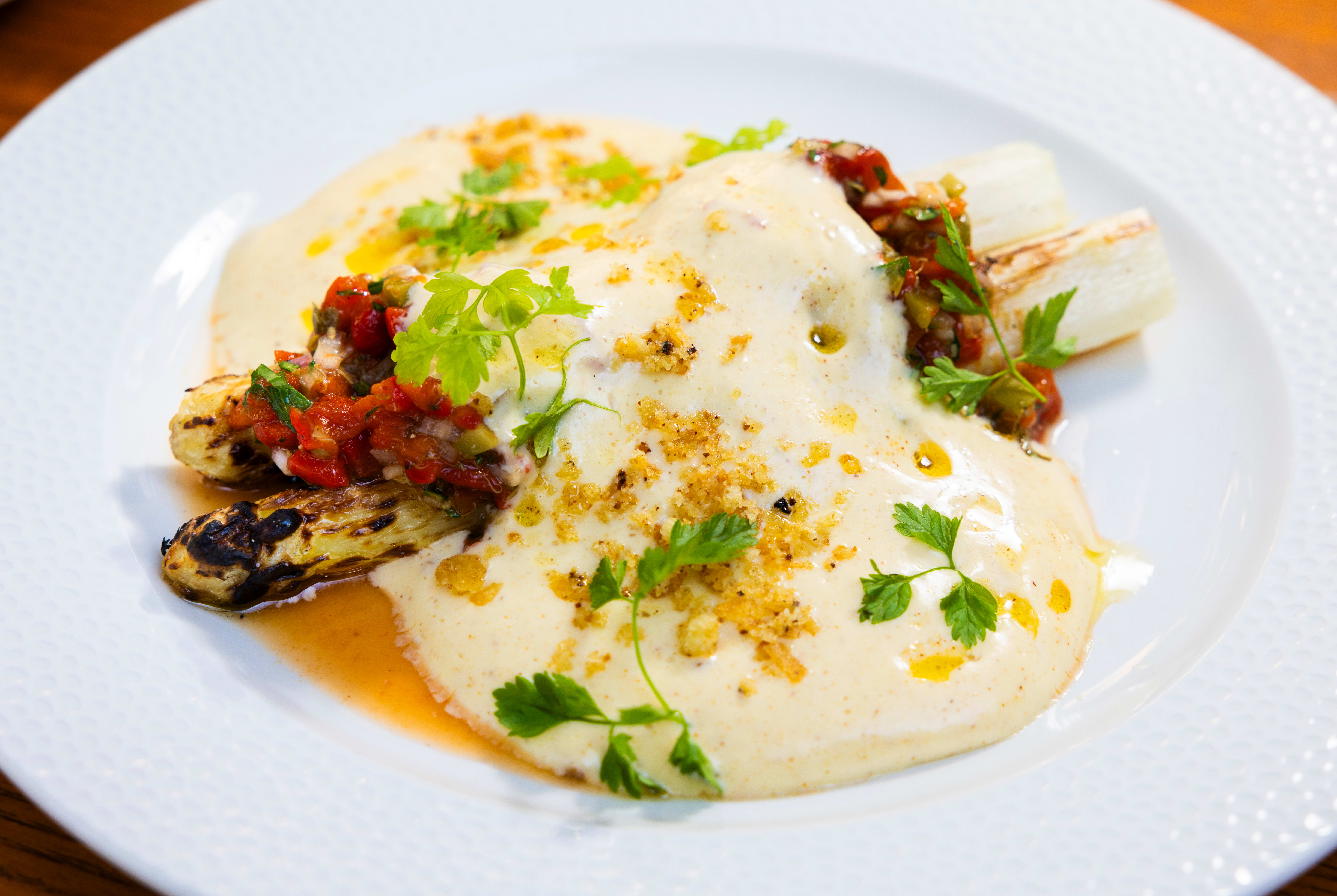 Hvite, grillede asparges smaker fortreffelig. 