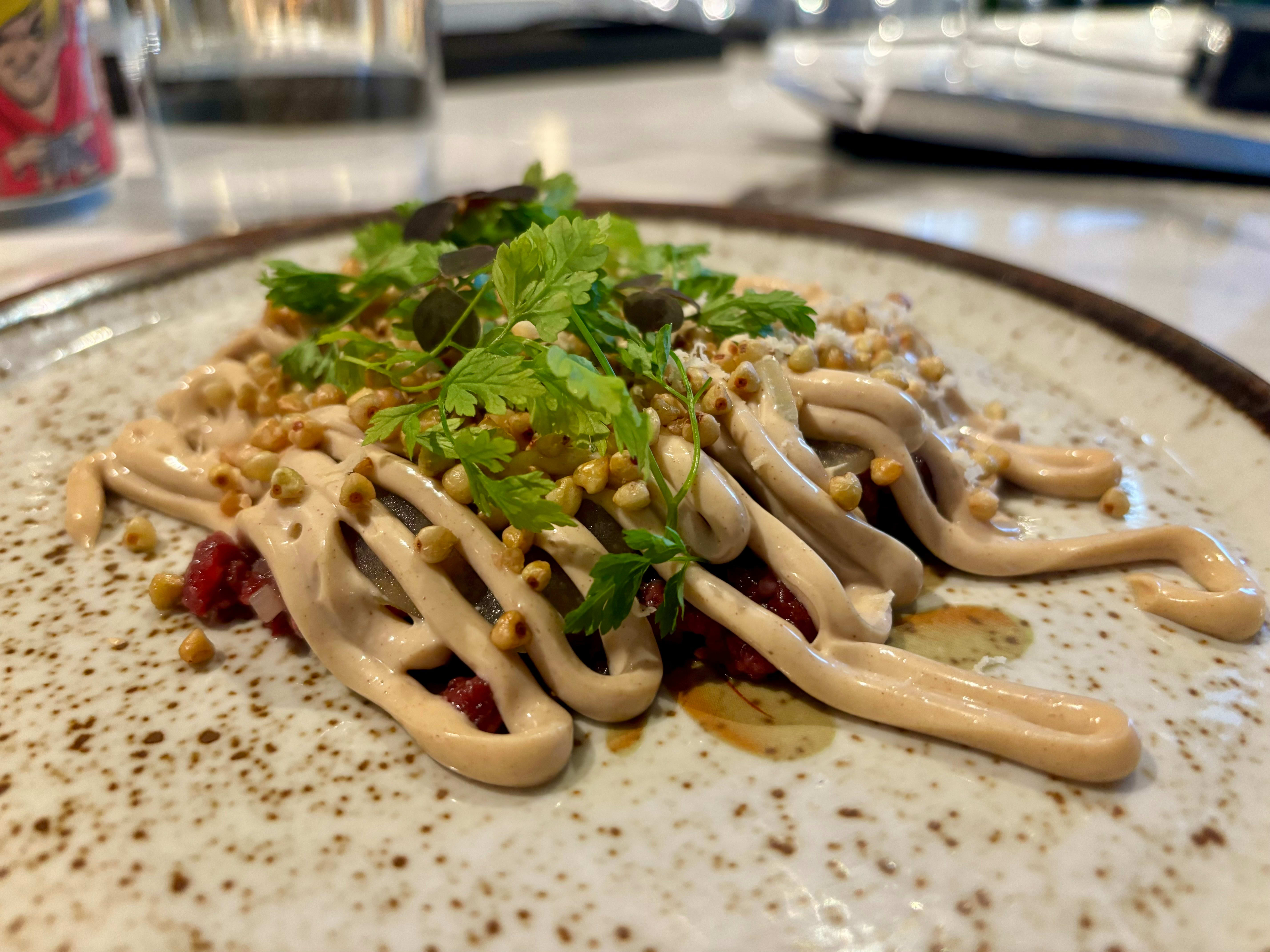 Tartaren svømmer i altfor mye fet majones. Her mangler det syre.