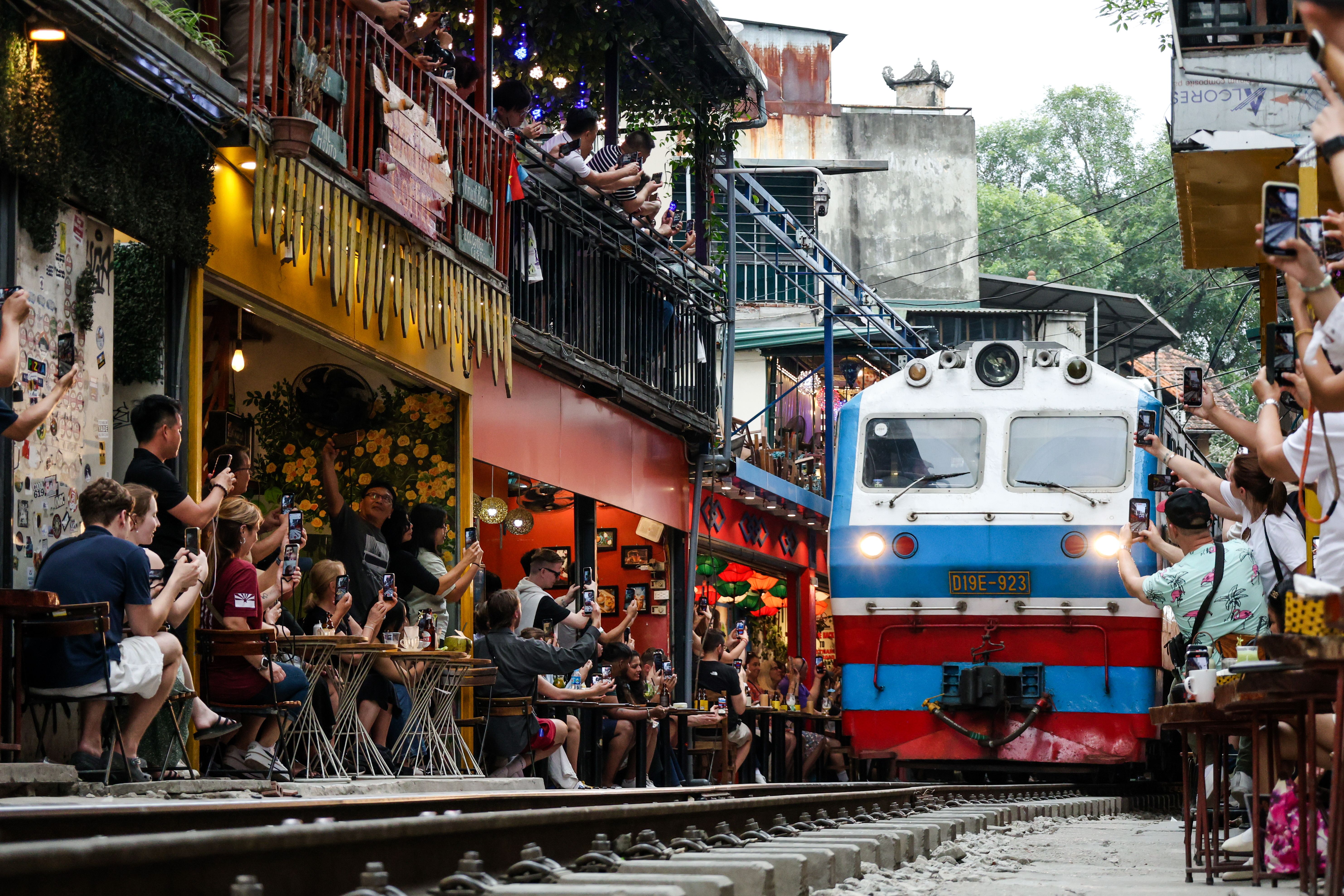 «Train street» i Hanoi er blitt et populært turistmål på grunn av toget som som kjører helt opp mot husene.