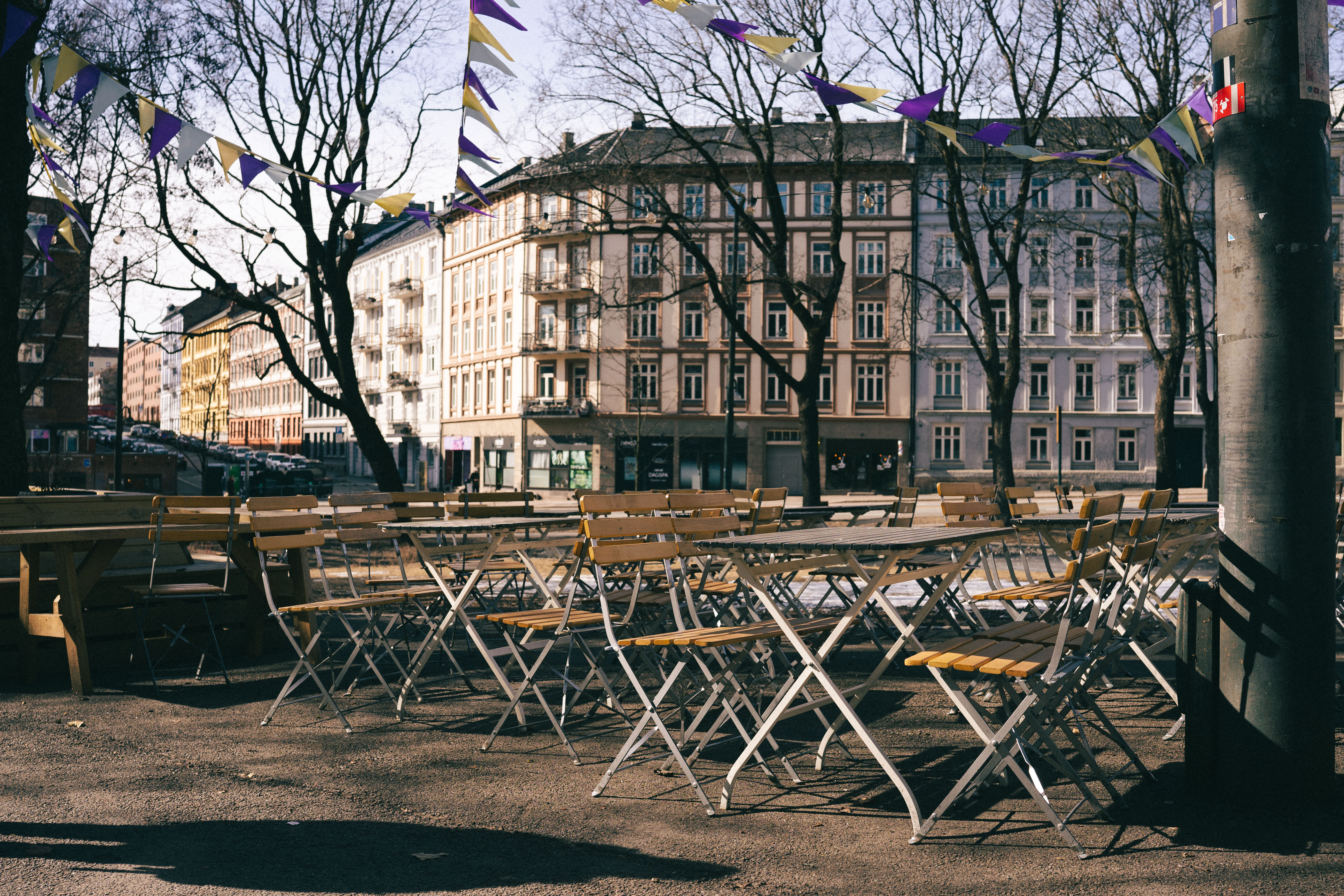 Noen stoler og bord var på plass på Kiellands plass allerede før 1. april.