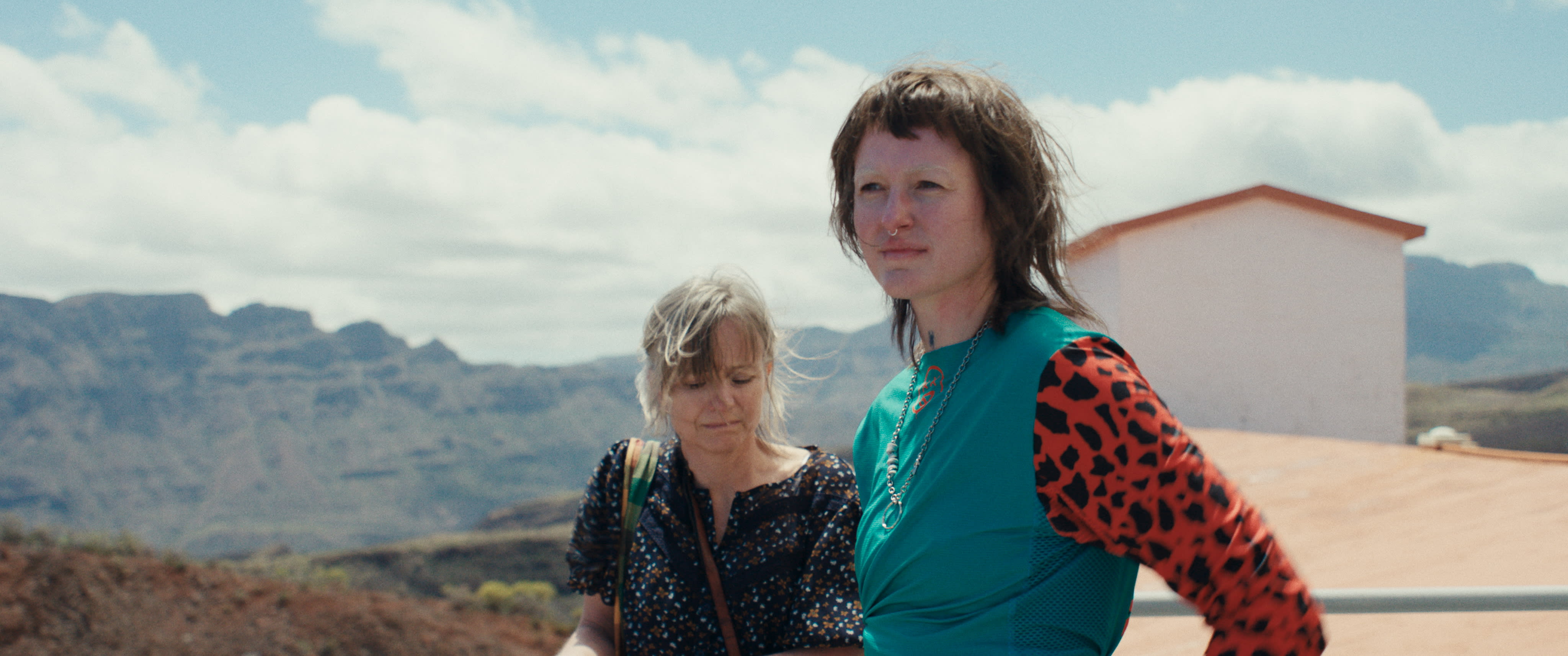 Førskolelæreren Diana (Helene Bjørneby) og eksmodellen Lily (Renate Reinsve) er halvsøstre som vokste opp på Gran Canaria. 