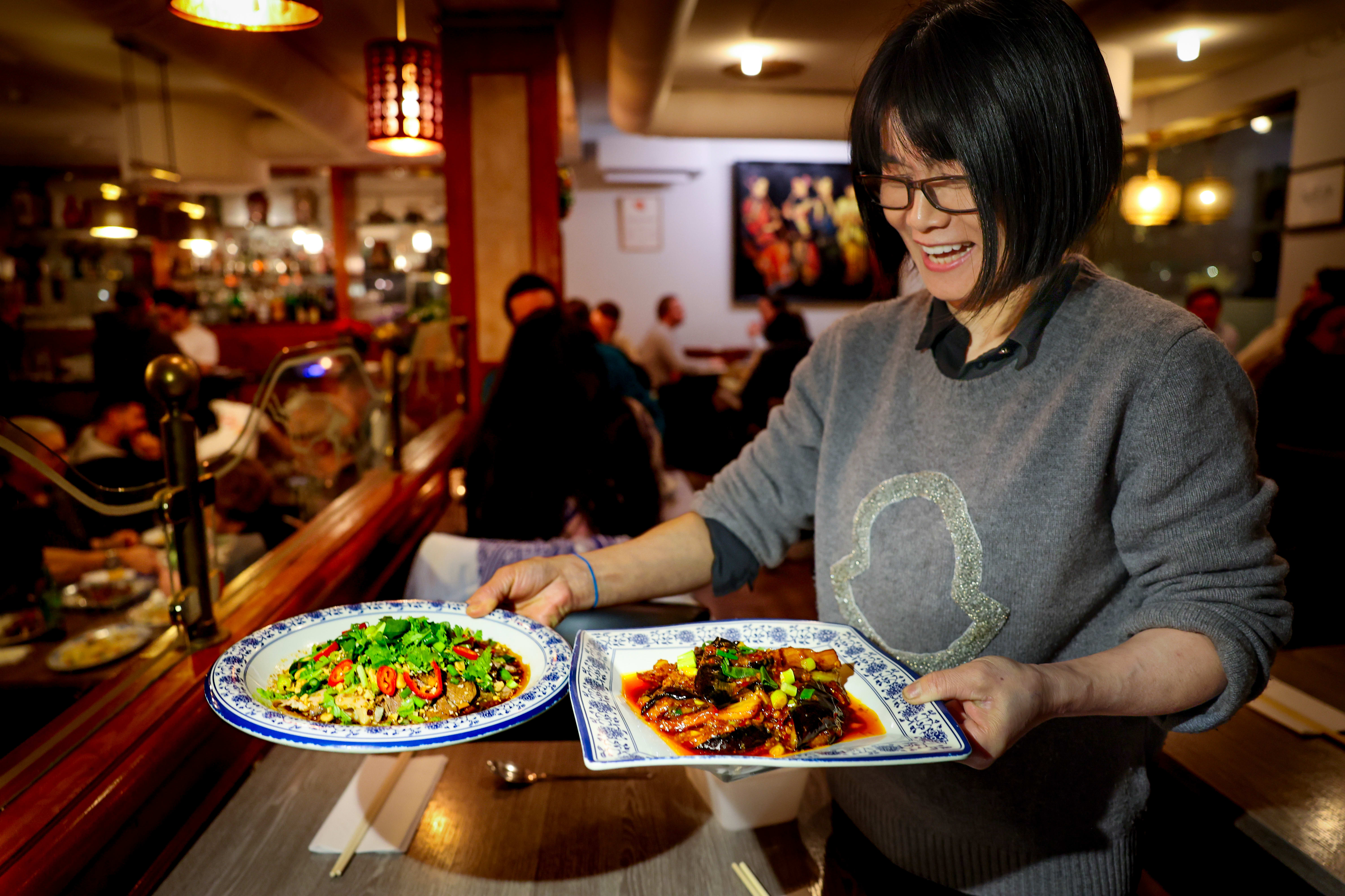 På Szechuan Chengdu serverer innehaver Wang Jihong mat og «kom dere ut» med et smil. 