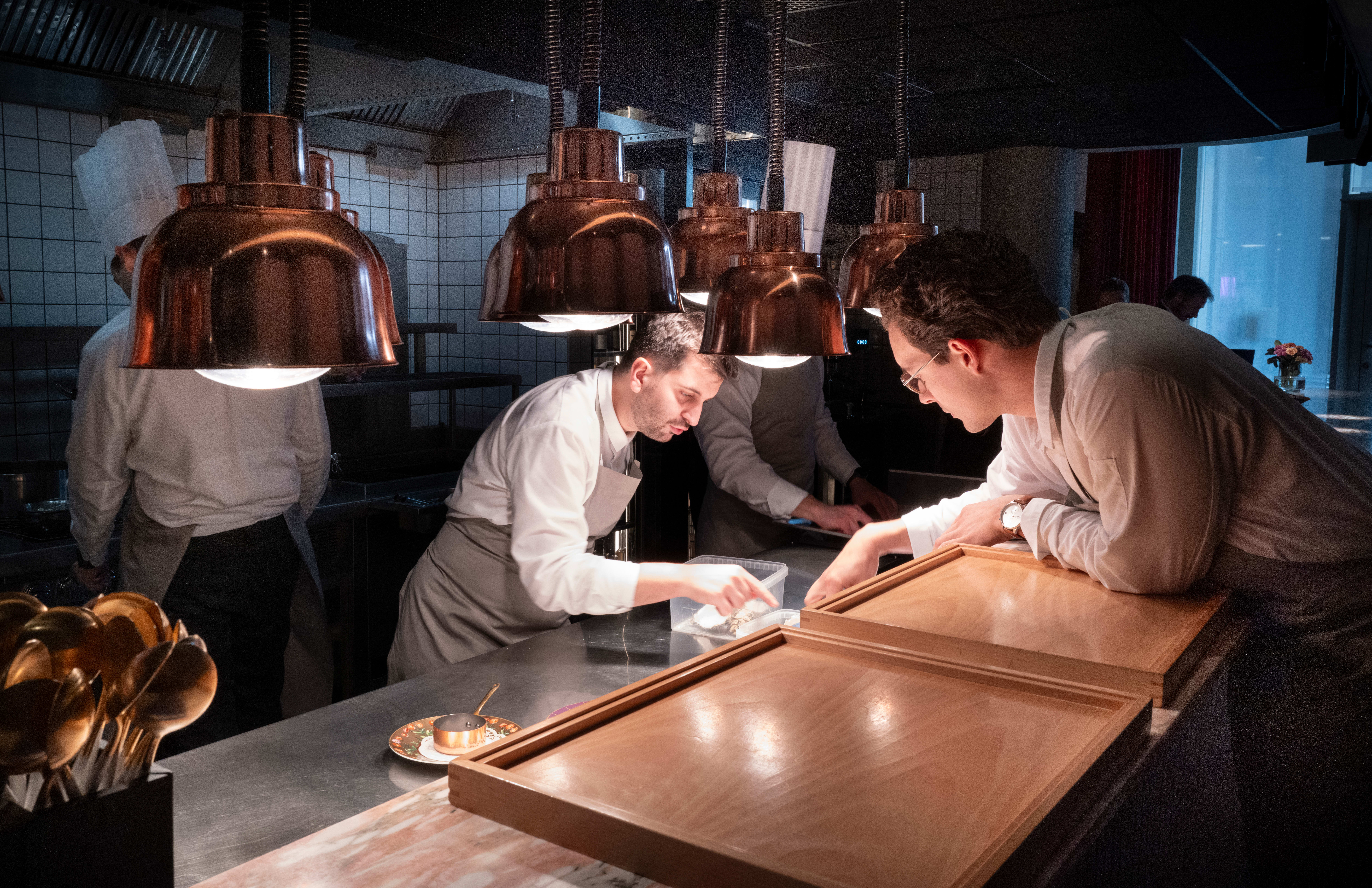 Kjøkkensjef Dimitri Veith styrer sine tropper bra!