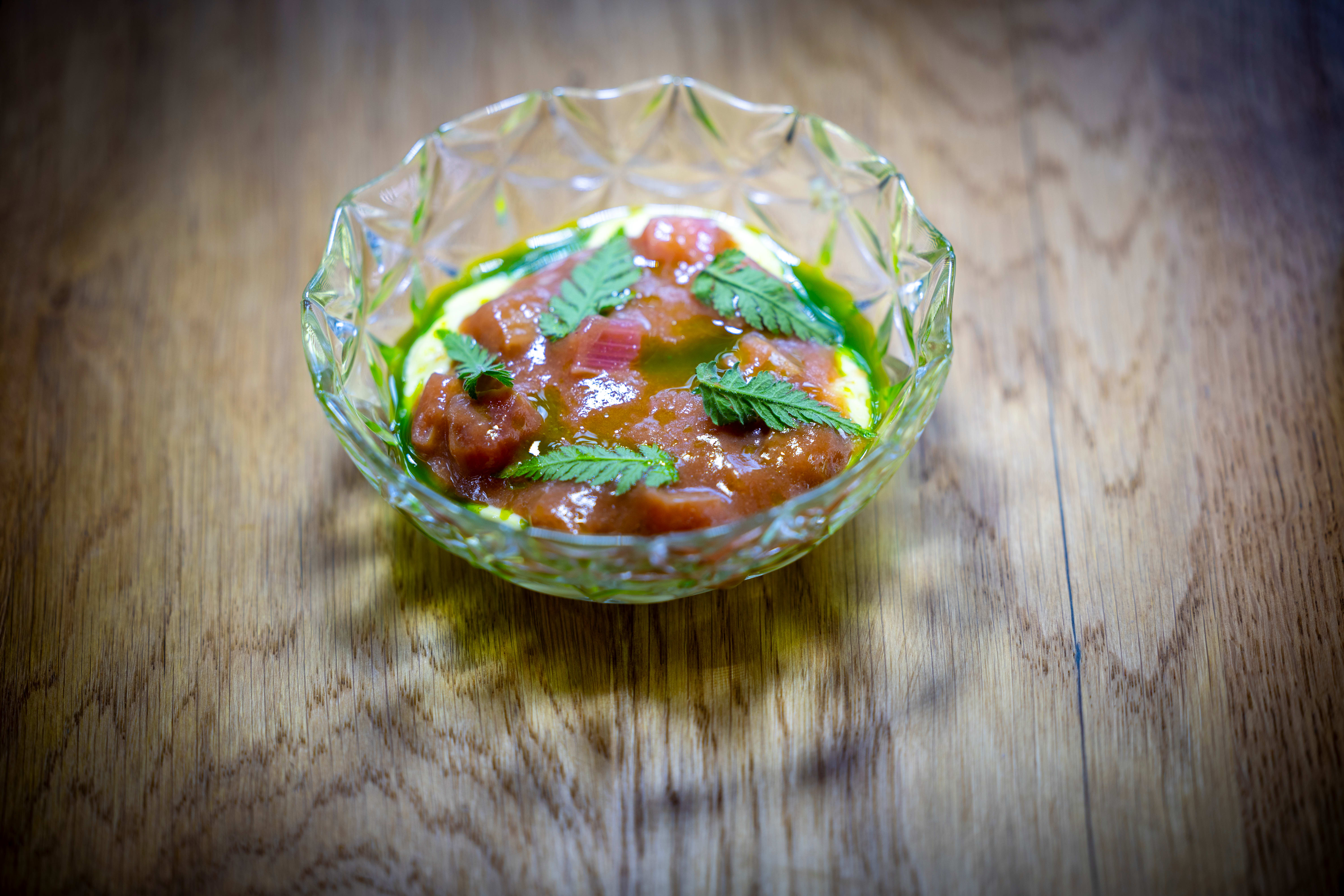 En slags tiramisu. Her er kakao og mandellikør byttet ut med rabarbra og anislikør.