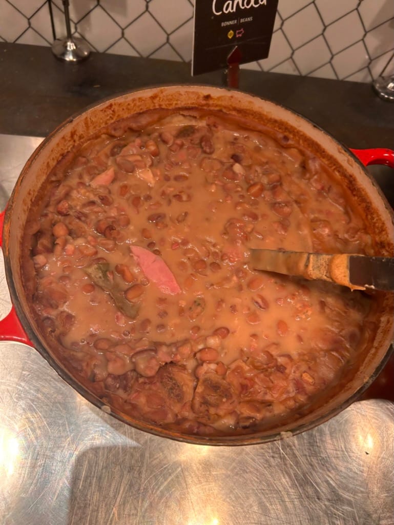 Navnet på bønnegryten: «carioca», indikerer «Rio de Janeiro-stil». Jeg vil heller slikke gatene i Rio enn å spise den en gang til. 