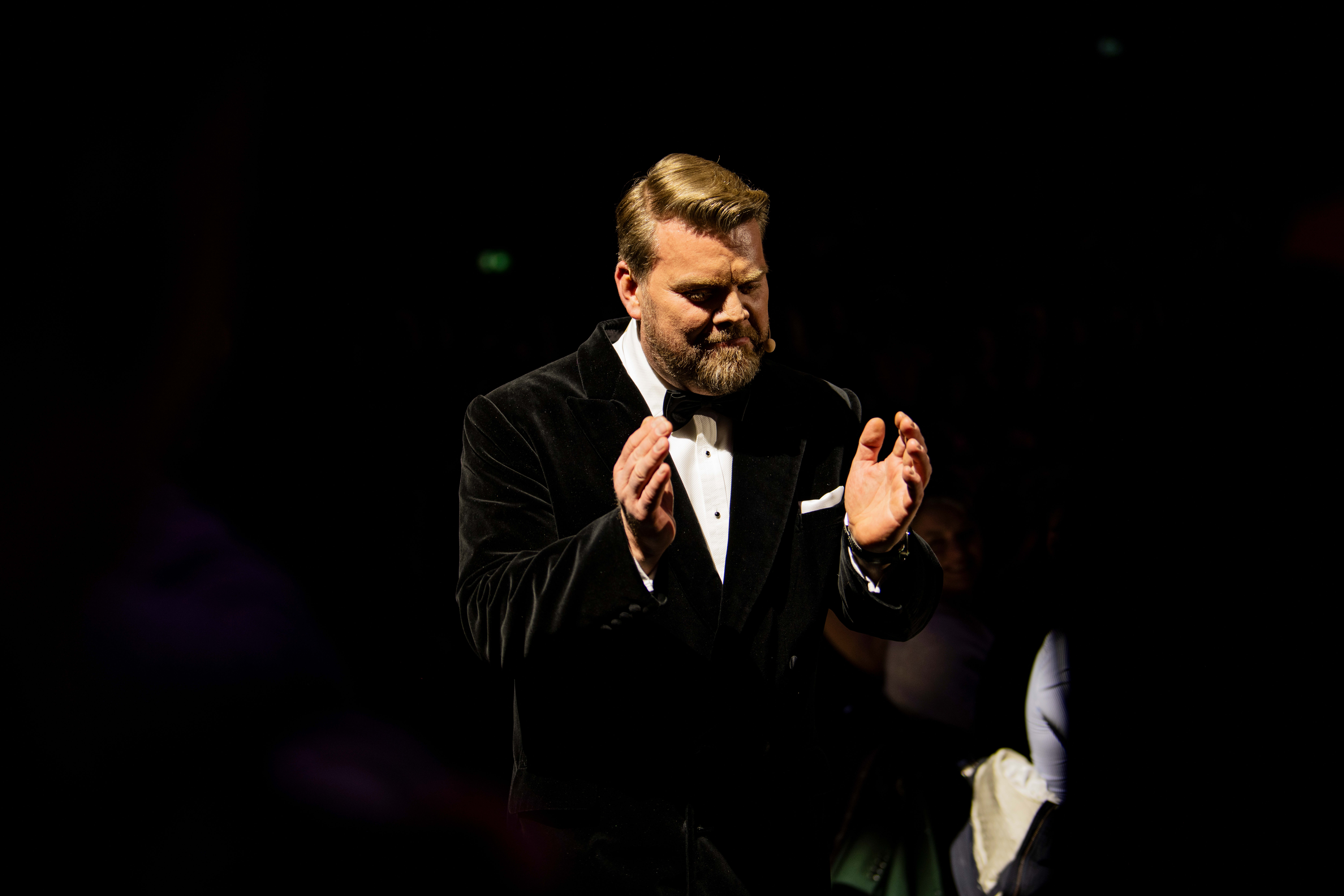 Er Tommy Johansen (49) fra Sandefjord en fremtidig TV-kokk? Han taklet utmerket å holde bryllupstale foran 7500 fremmede i Spektrum. 