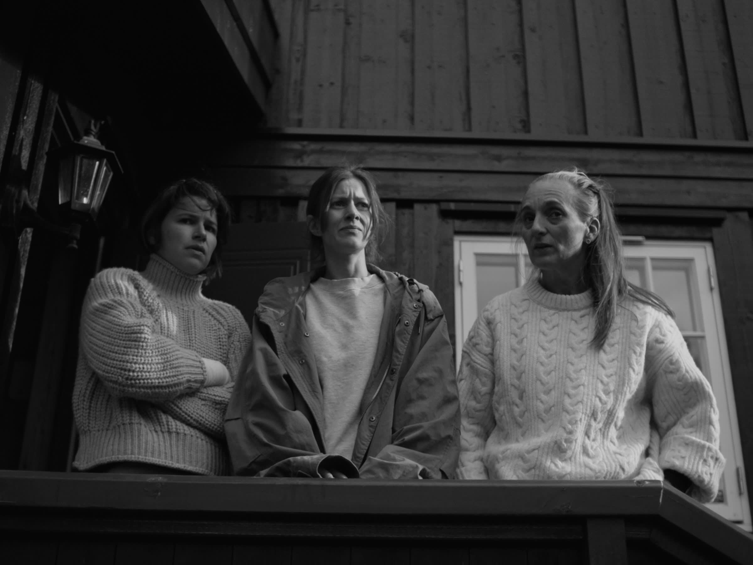 Kathrine Thorborg Johansen, Silje Storstein og Marte Magnusdotter Solem i det som starter som et Bergmansk drama, men ender som noen helt annet.