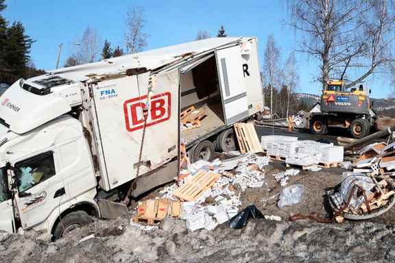   To trailere veltet i Kongsberg – fisk lå strødd utover veien  