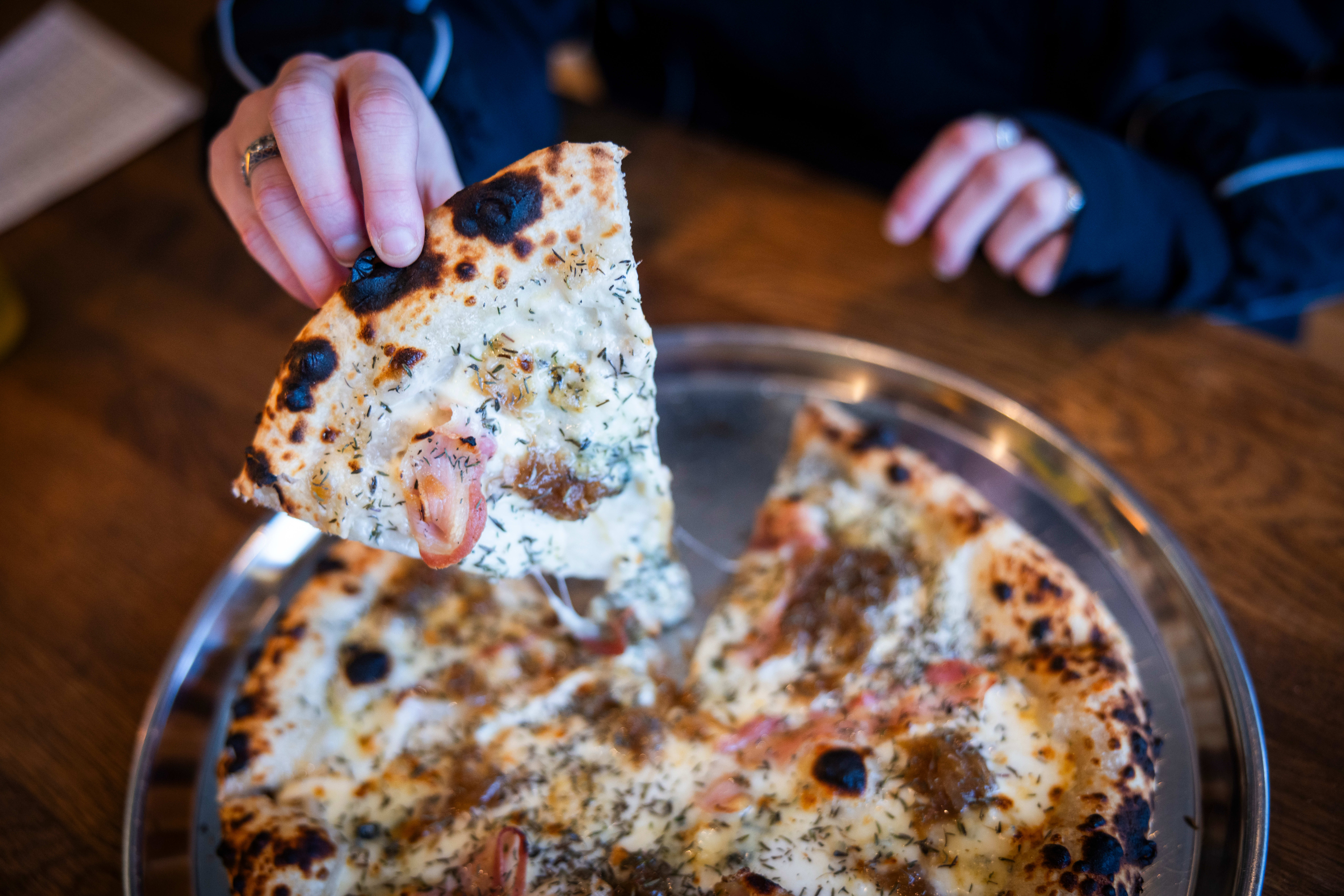 Pizzaen med pancetta og blåmuggost er en av Mari Øverland fra ZZ pizza. 