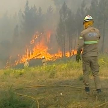 1000 brannfolk kjemper mot brann i Portugal. En mann pågrepet. 