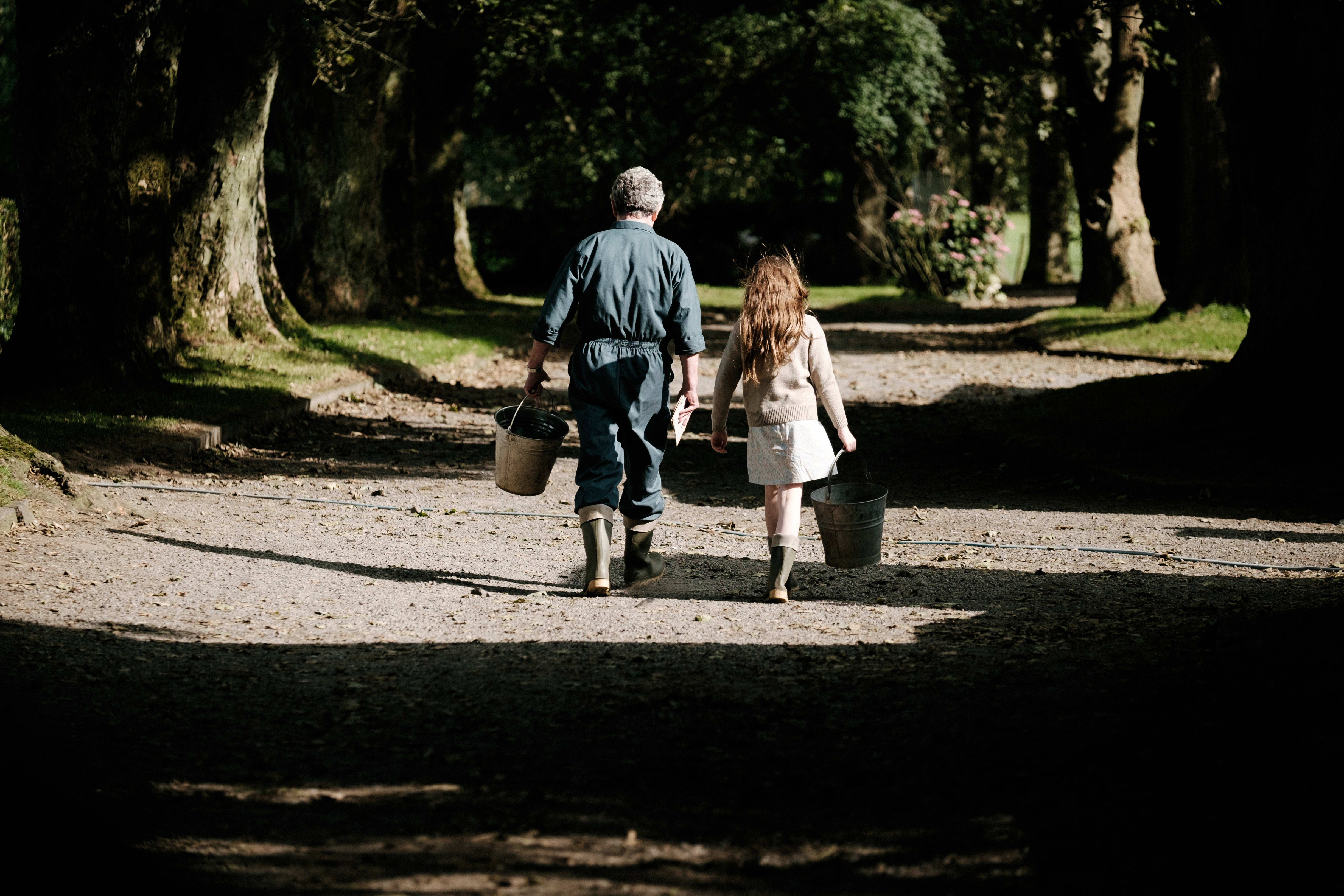 Fosterfaren Seán (Andrew Bennett) ignorerer Cáit lenge. 