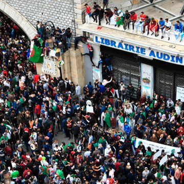 Over 100 skadet i demonstrasjoner i Algerie