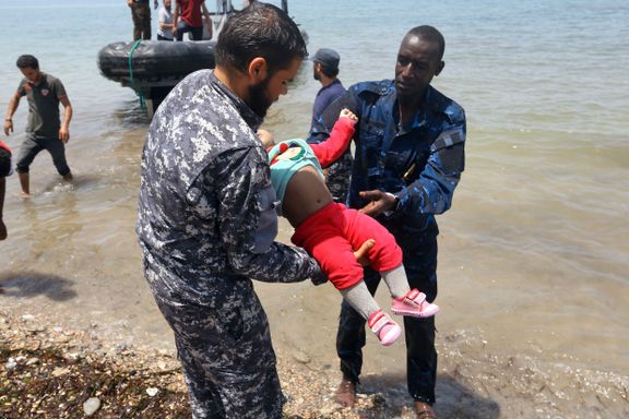  Italia ba redningsskip holde seg unna forlis i Middelhavet. Over 100 migranter omkom. 