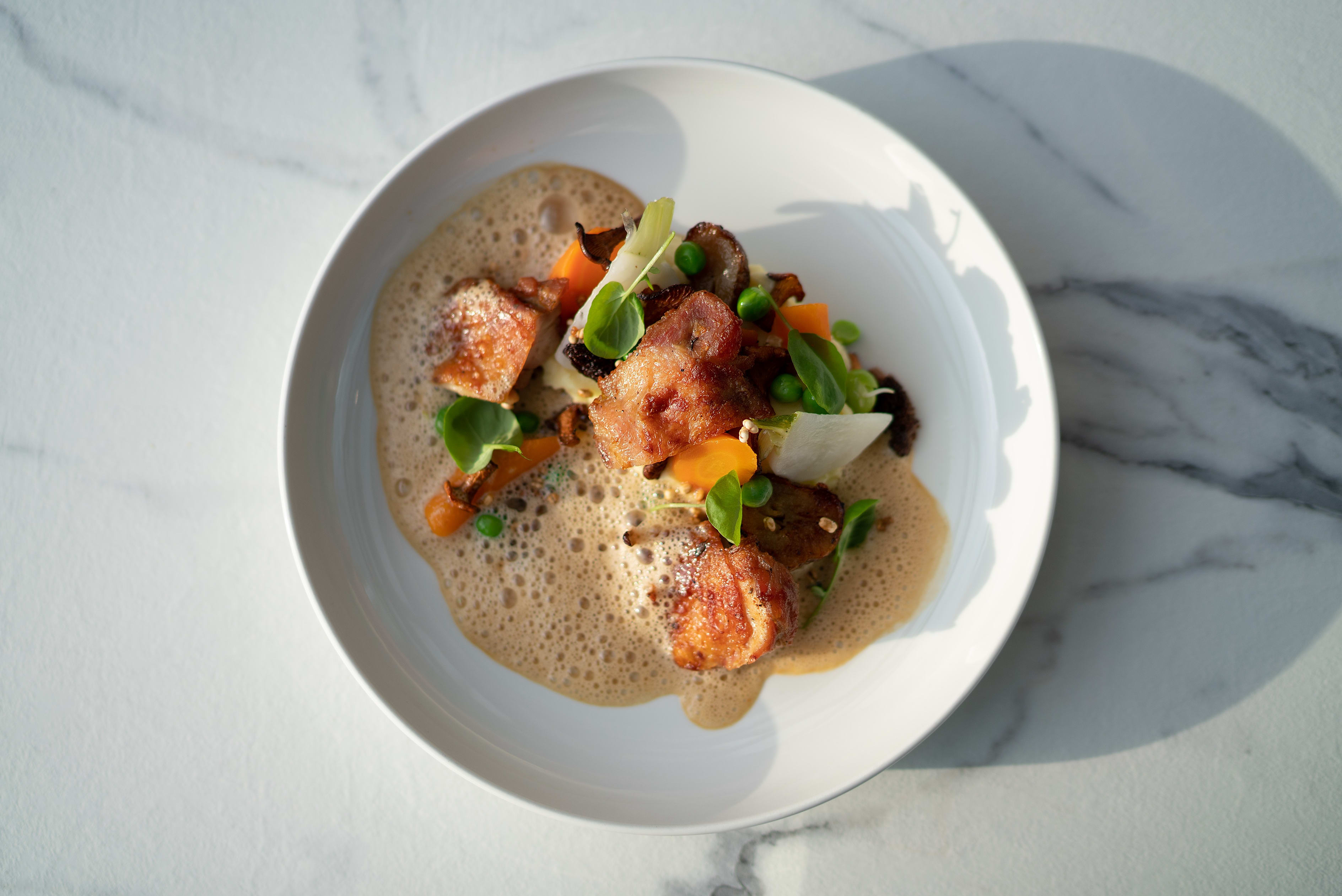 Coq au vin jaune er laget på hvitvin fra Jura istedenfor rødvin, som blir brukt i «vanlig» coq au vin.