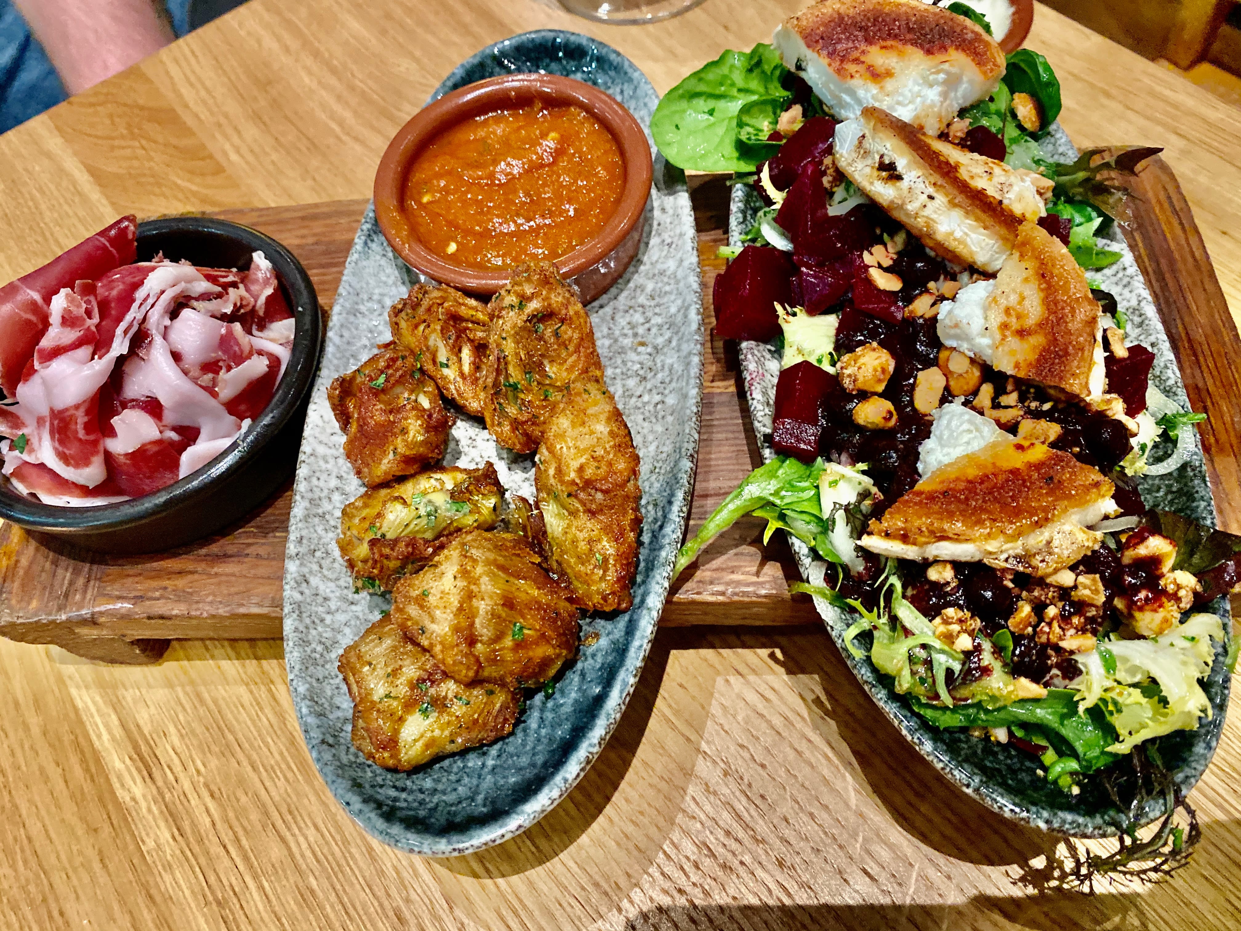 En bra start på måltidet med skinke, artisjokker og salat med chèvre og rødbeter.