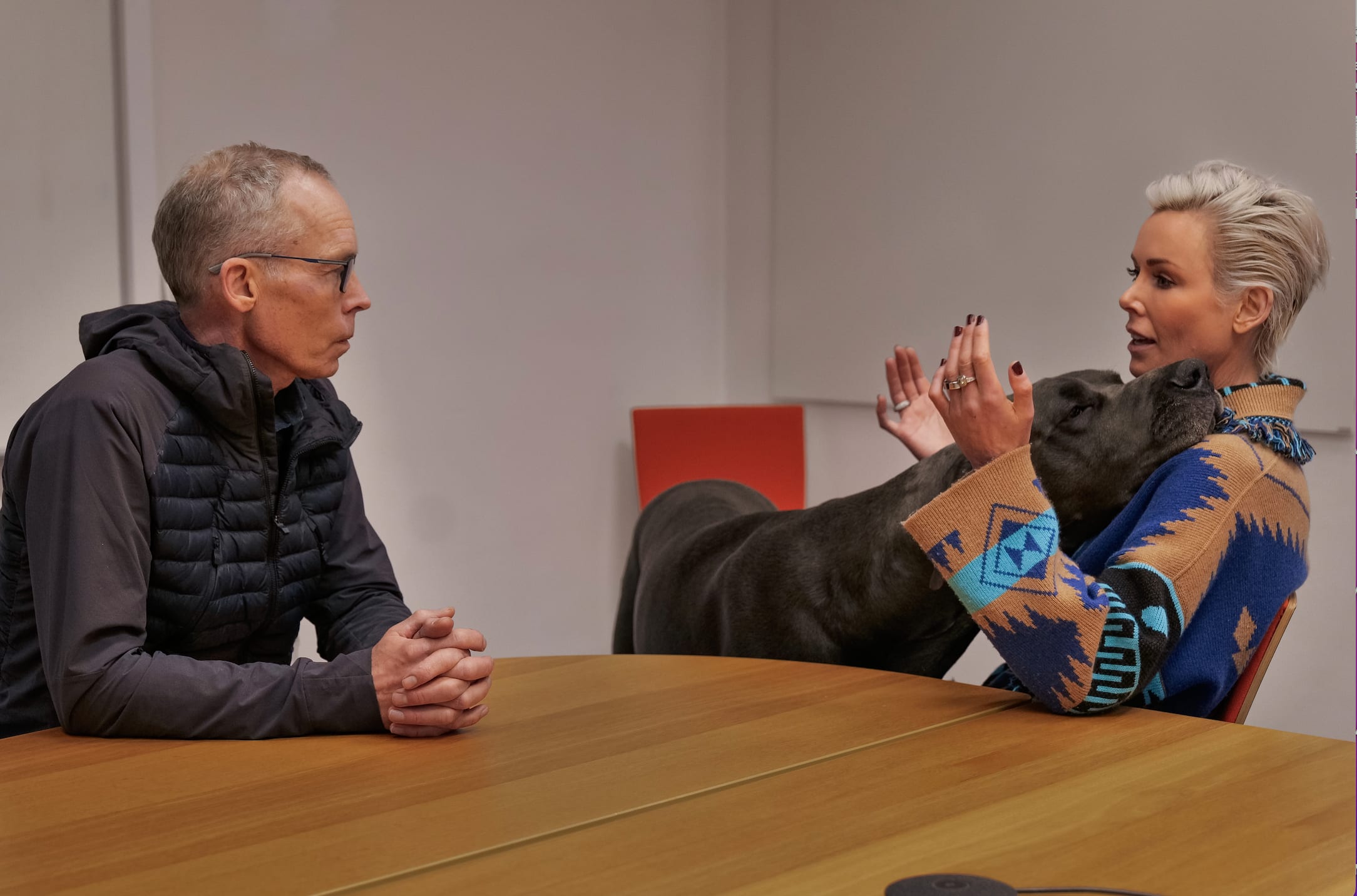 Gunhild Stordalen i samtale med sin mentor, klimaforskeren Johan Rockström i Stockholm. Hunden Rammstein er også med.
