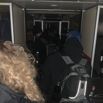 Ble stående tre timer på strømløst tog: – Folk er frustrerte og iskalde