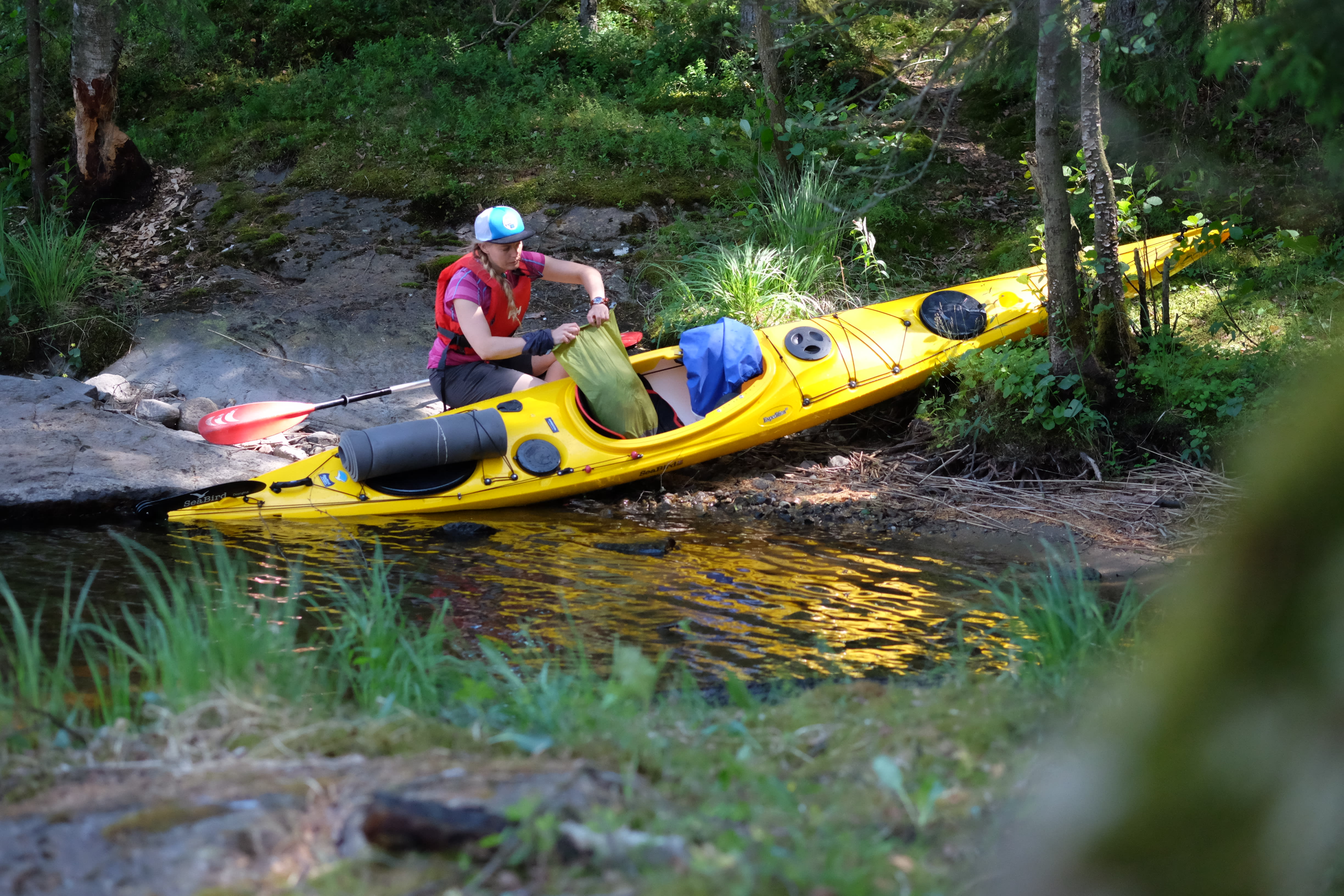 Før du setter deg i en kajakk eller kano, er det lurt å pakke absolutt alt i vanntette poser. 