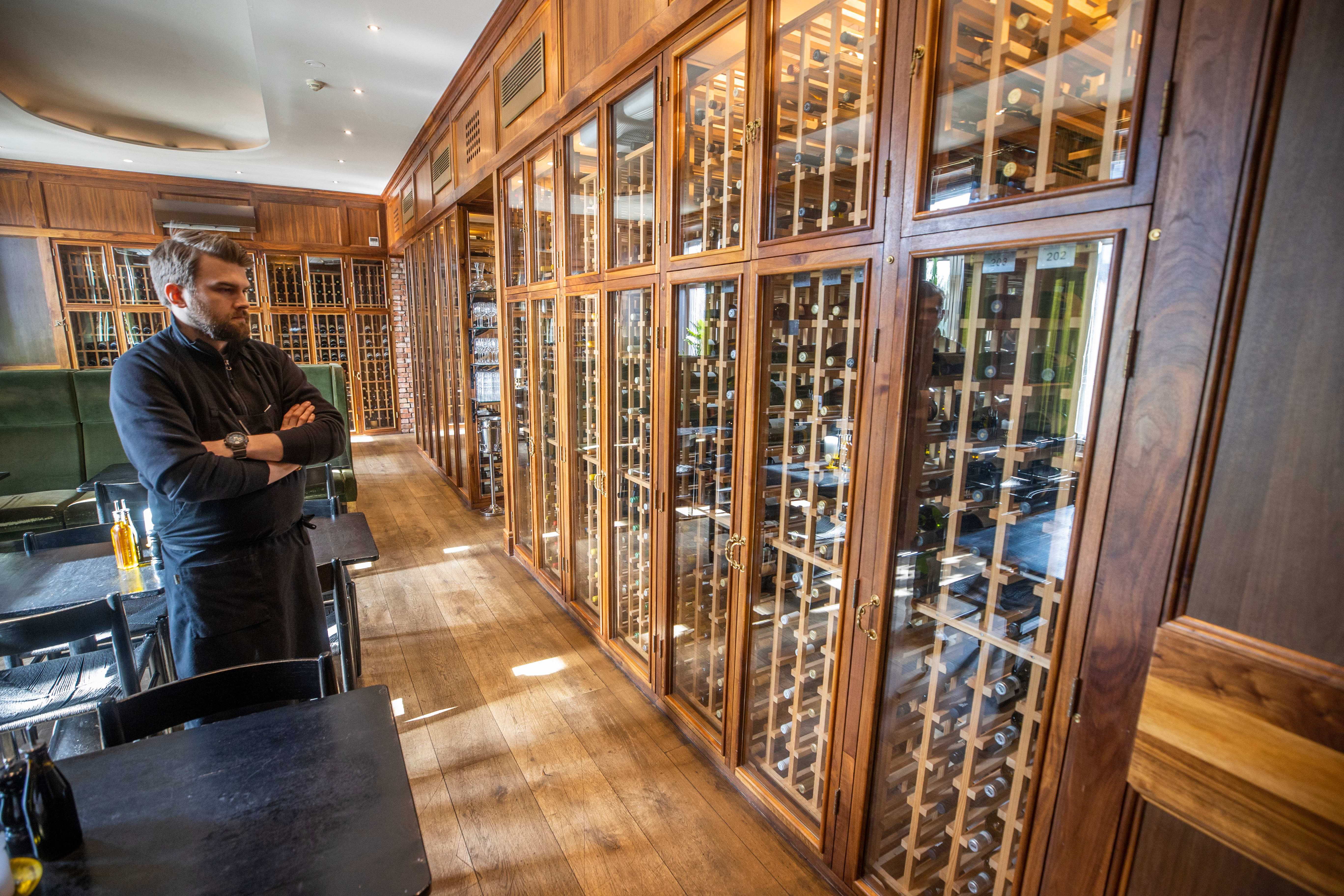 Vinutvalget i restauranten er rikt. De sies å ha Norges beste utvalg på italiensk vin. 