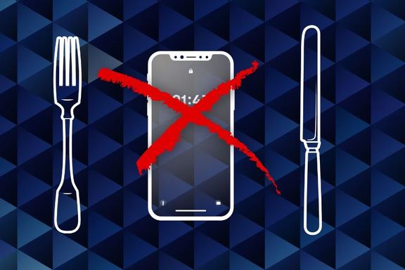Vil innføre mobilforbud: «For mange gjester har telefonen ved middagsbordet»