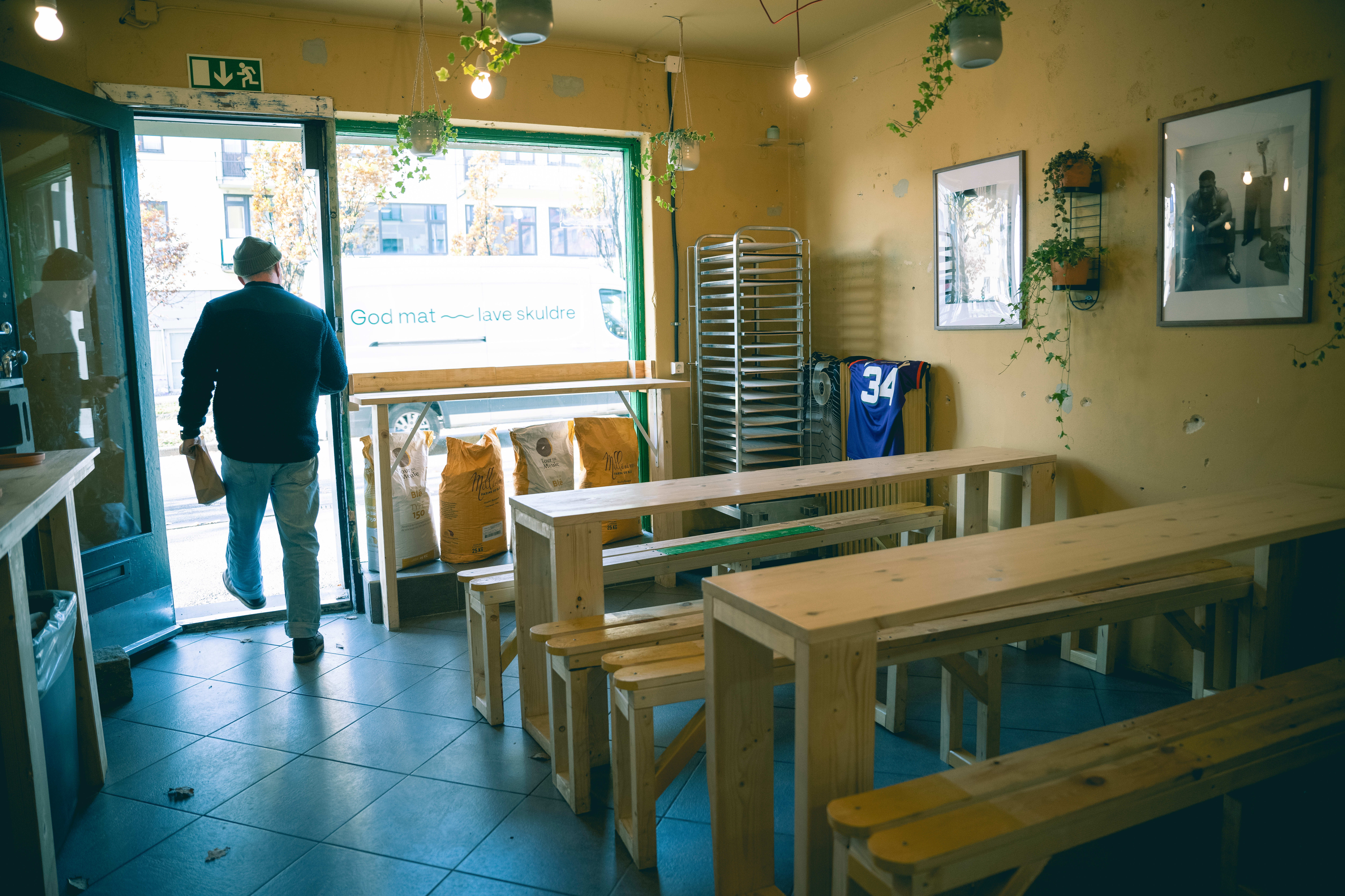 To langbord gjør at man kan ta lunsjen hos Bob. De har også hjemmelaget limonade og iste.