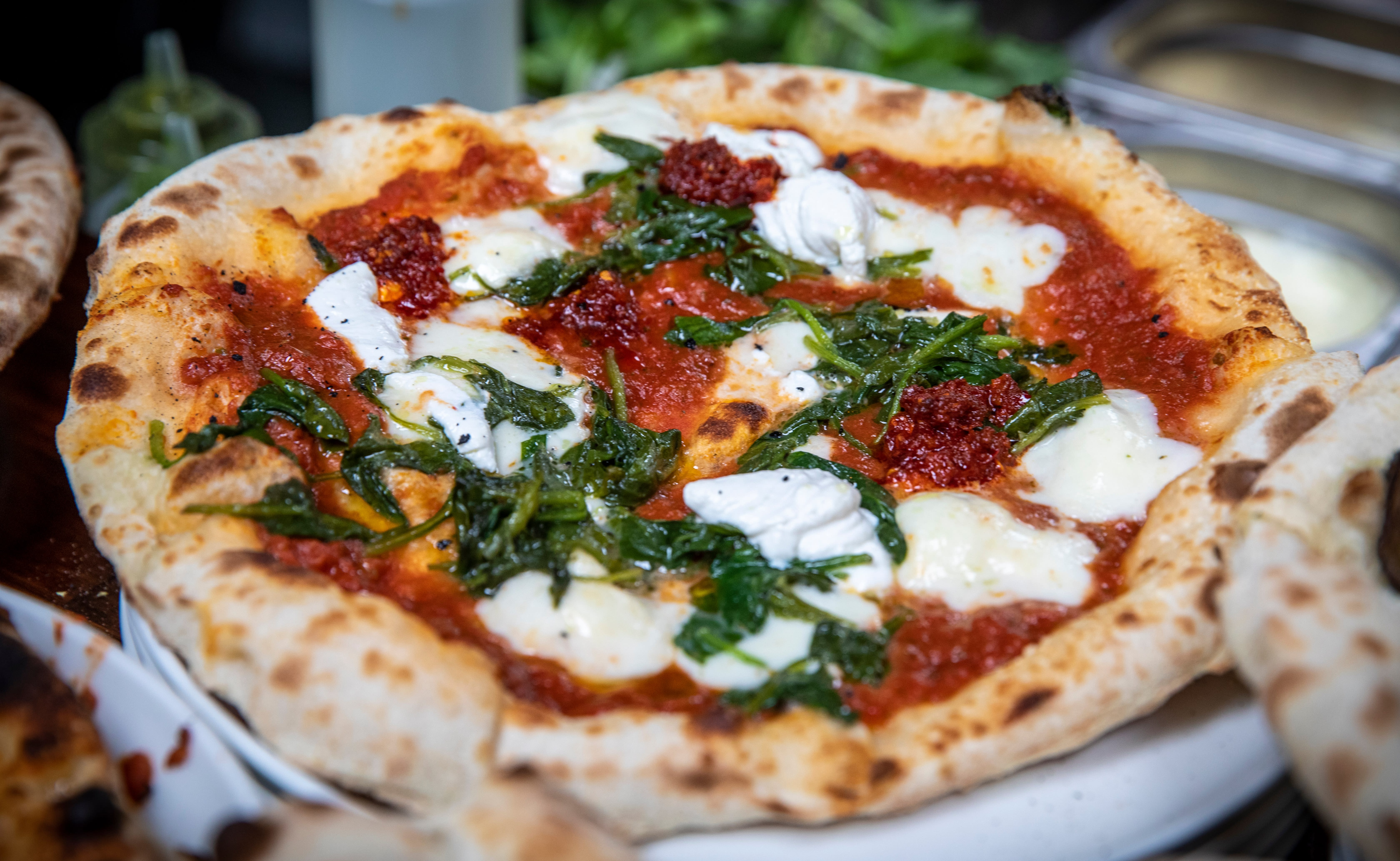 Pizza ’Nduja, med spinat, tomatsaus og italiensk pølse. 